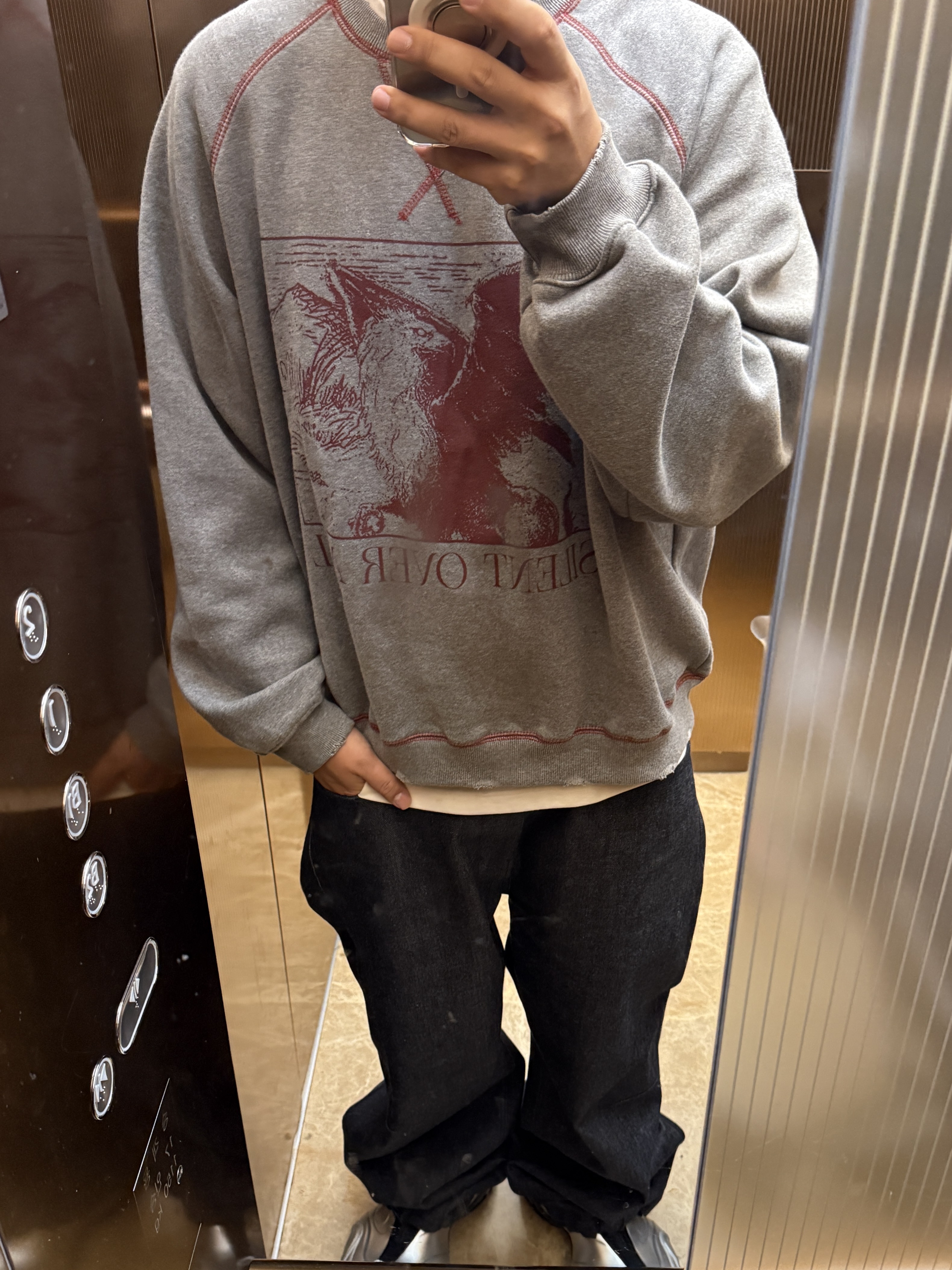 Undermycar 25FW Silent Over All Griffin VTG Crewneck Melange Gray 착용 스타일 - 1