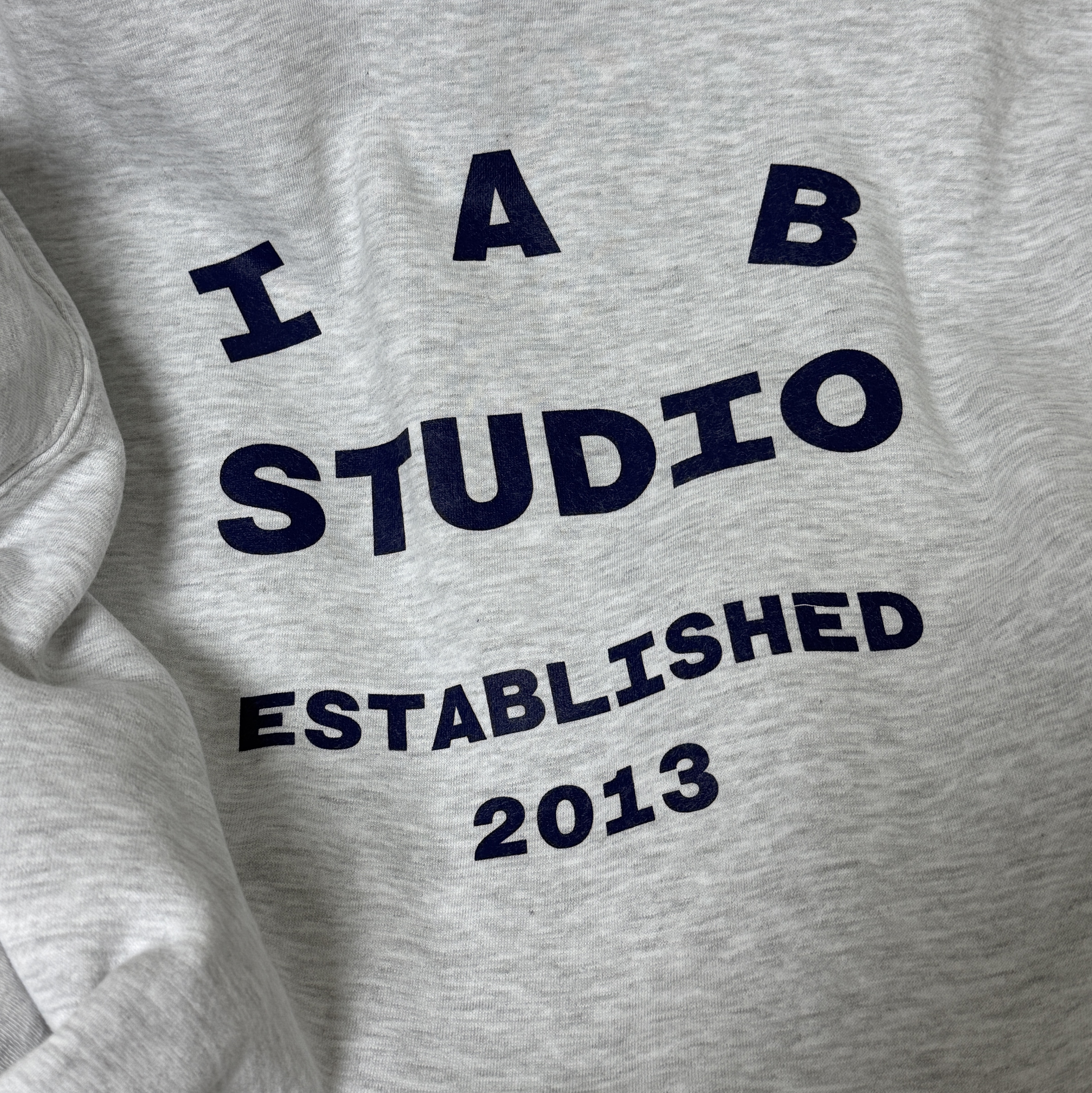 IAB Studio 25 Hoodie Light Gray Navy 착용 스타일 - 3