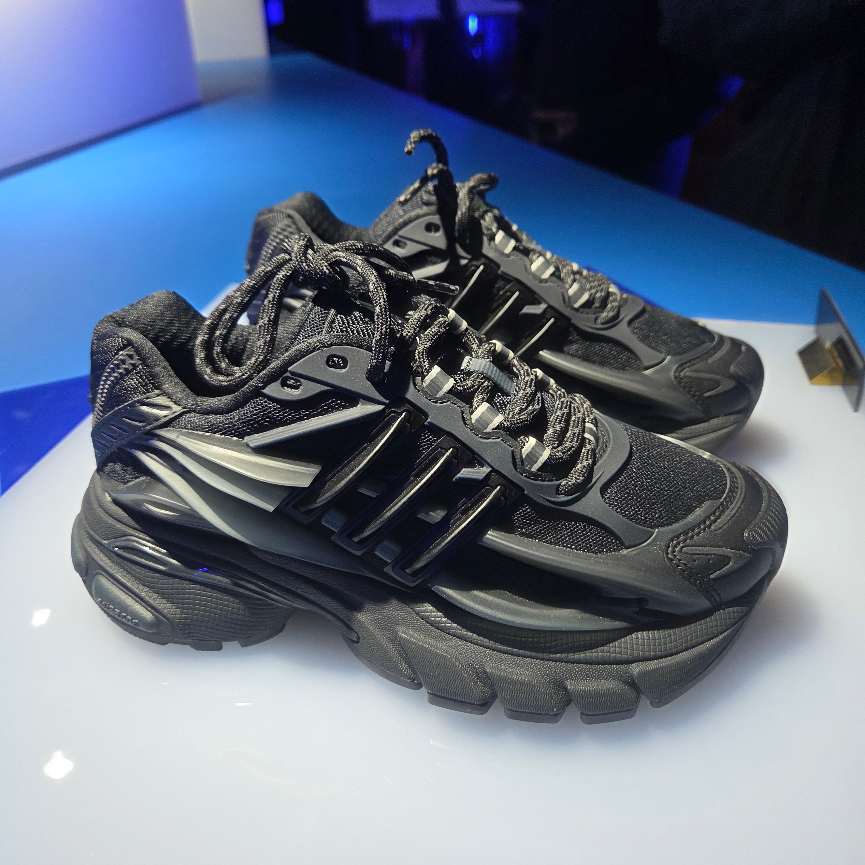 Adidas x Pharrell Williams Virginia Adistar Jellyfish Triple Black 착용 스타일