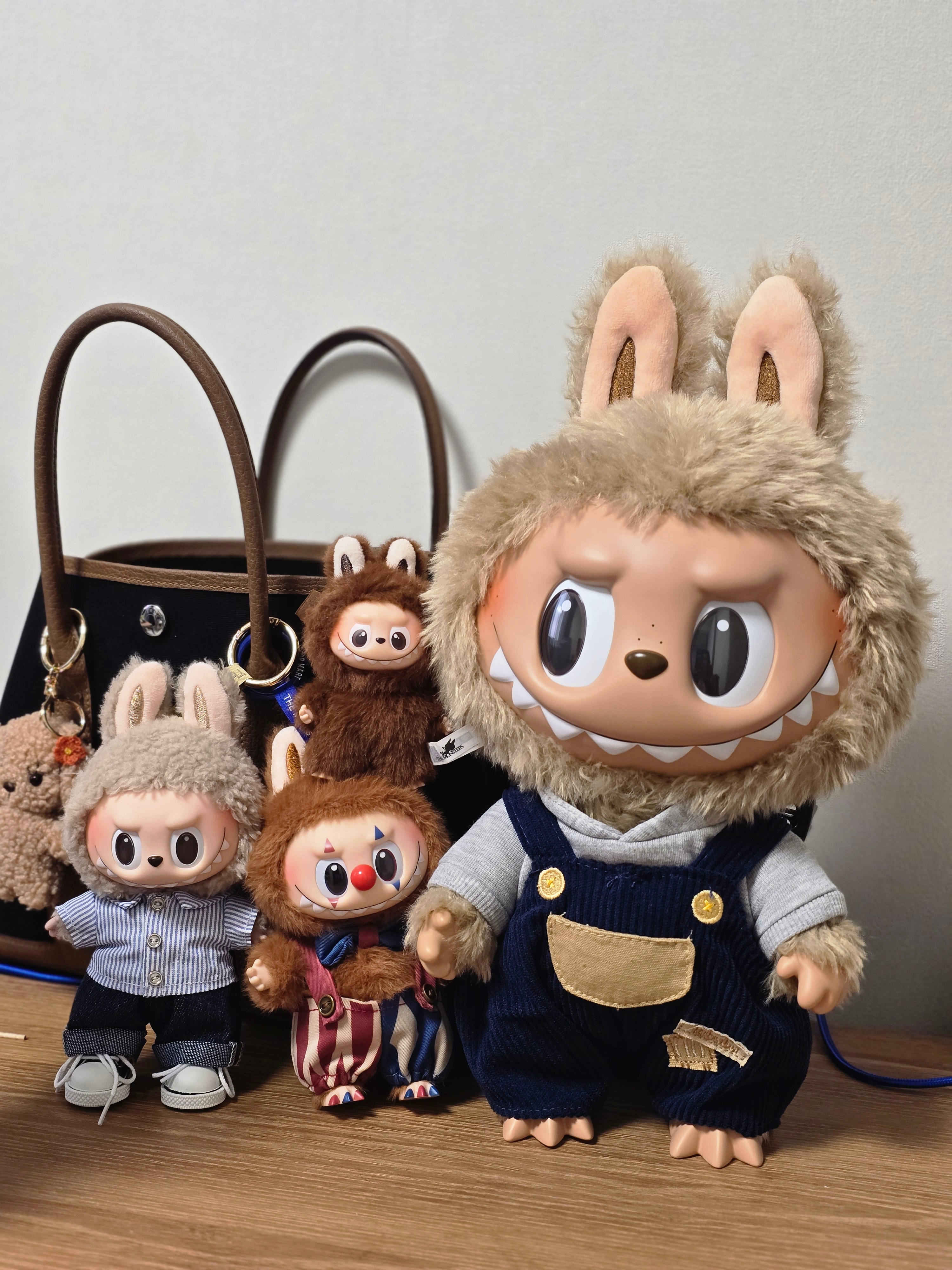 Pop Mart Labubu The Monsters Labubu Tasty Macarons Series Toffe Keyring, Pop Mart The Monsters Labubu Tasty Macarons Series Sealed Case (6 Blind Boxes) 착용 스타일
