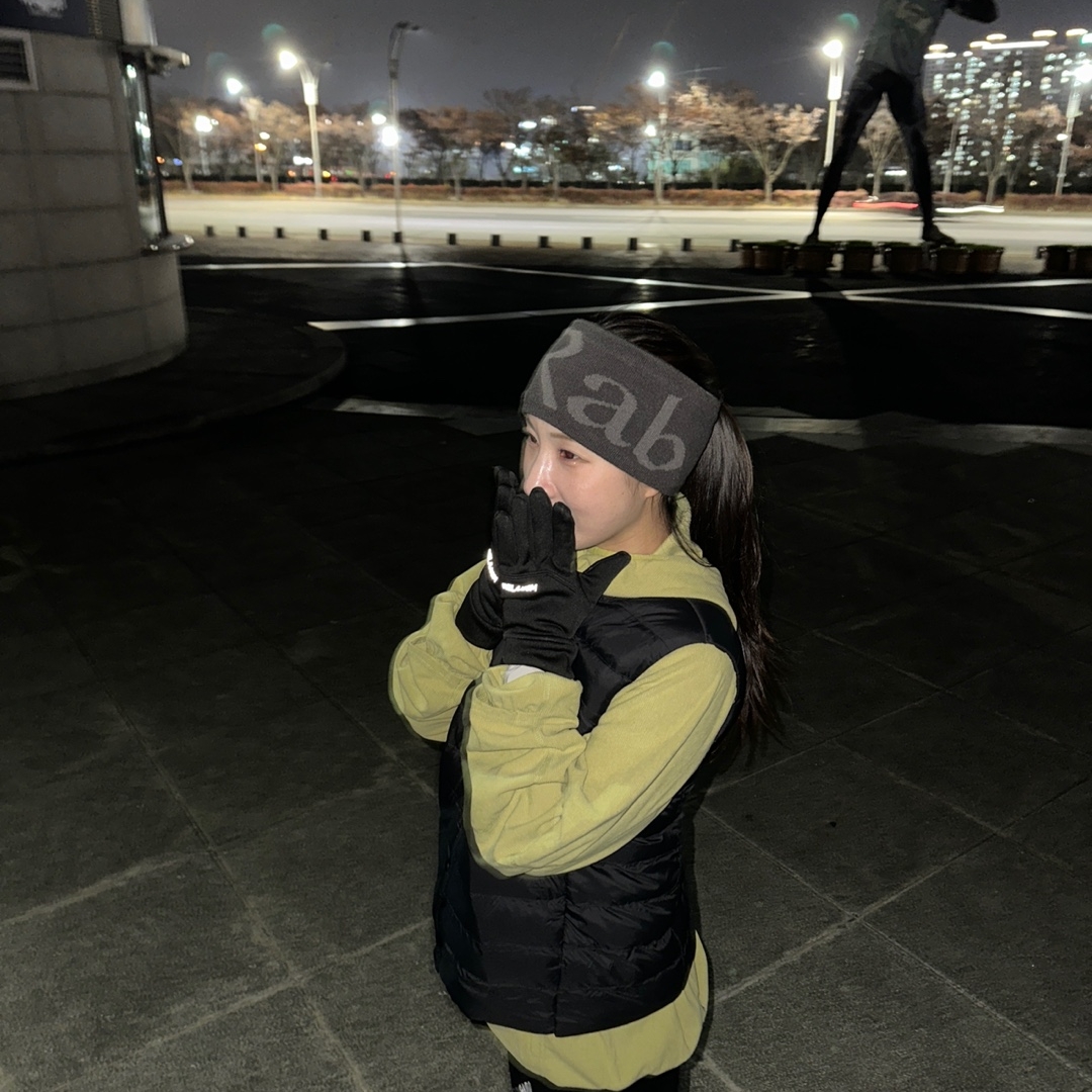 Rab Knit Logo Headband Anthracite 착용 스타일