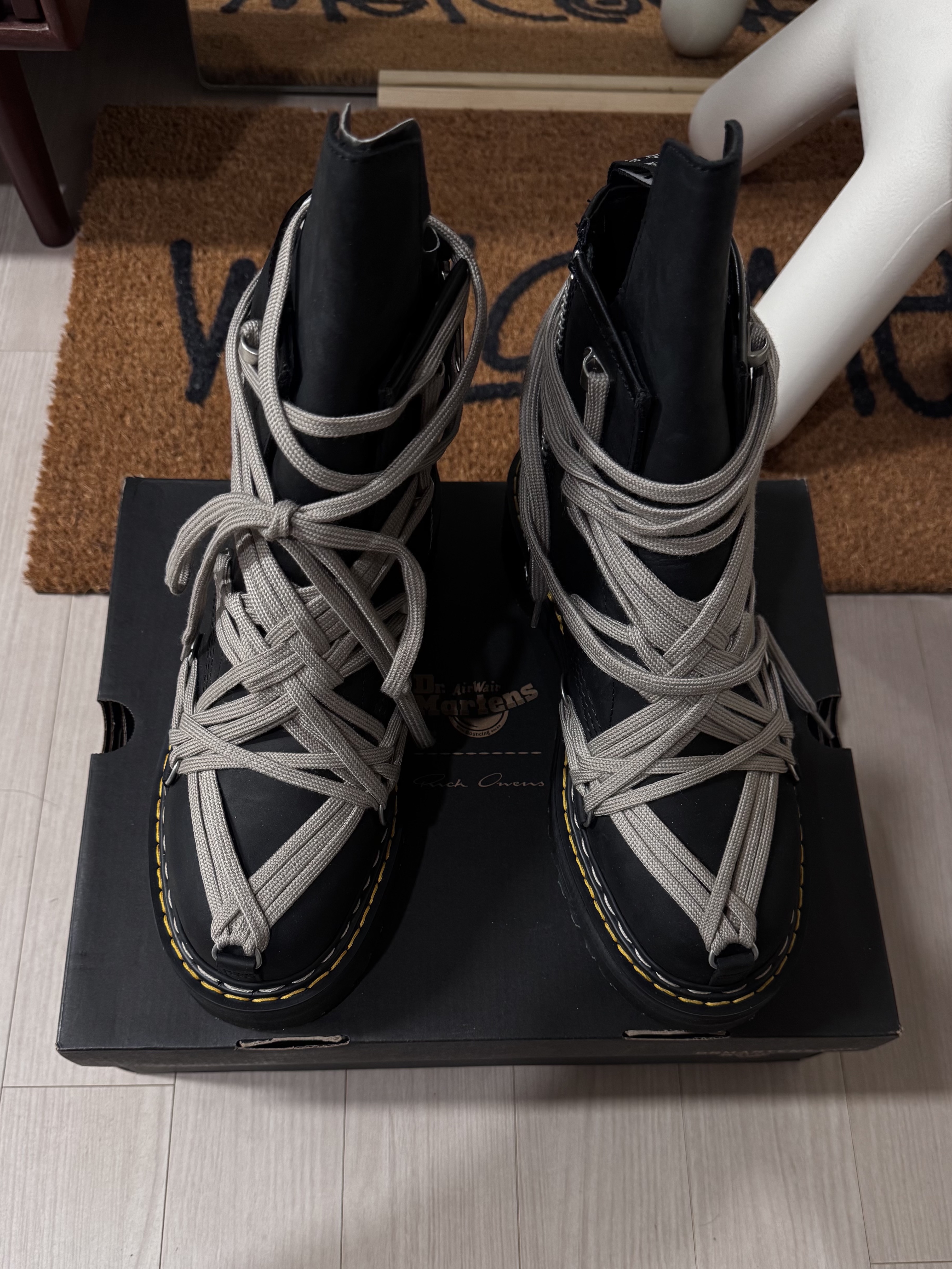 Dr. Martens x Rick Owens 1460 Quad Sole Mega Lace Boots Black, Stussy Welcome Mat Cocoa 착용 스타일 - 3