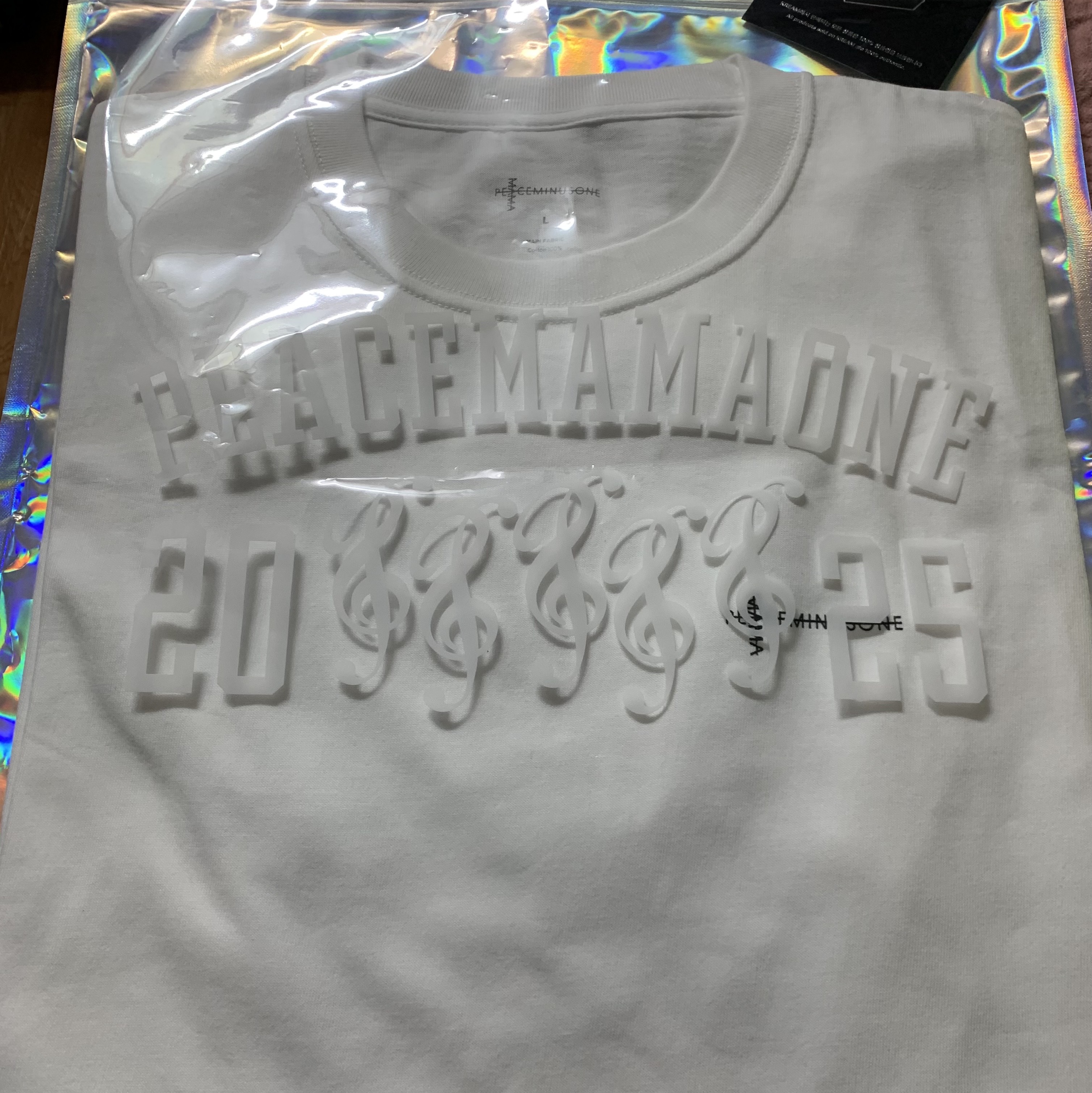 Peaceminusone x 2025 MAMA Awards Peacemamaone T-Shirt White 착용 스타일 - 1