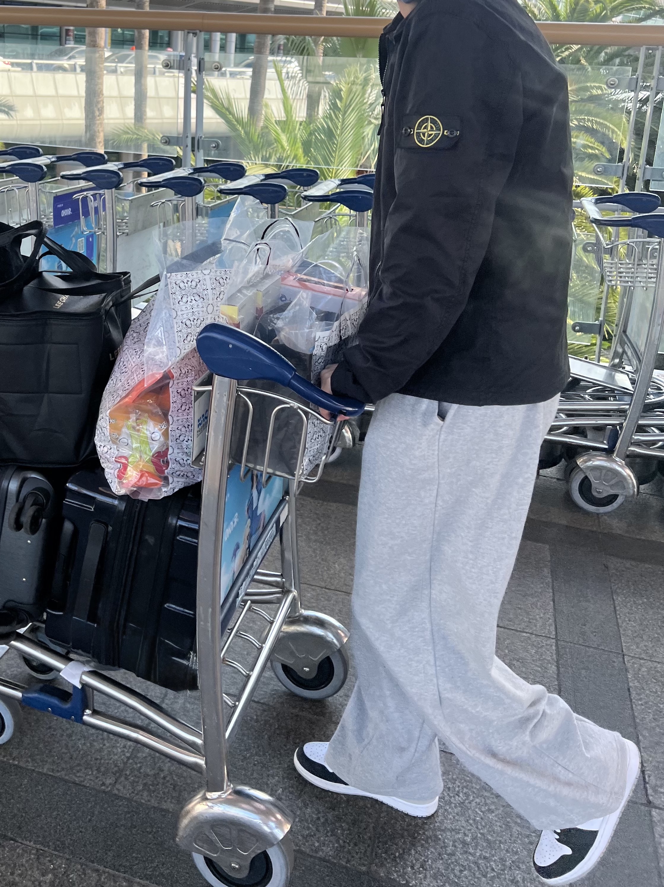 Stone Island 12619 Supima Cotton Twill Stretch-TC Garment Dyed Overshirt Black - 22SS, Jordan 1 Retro High OG Bleached Coral 착용 스타일