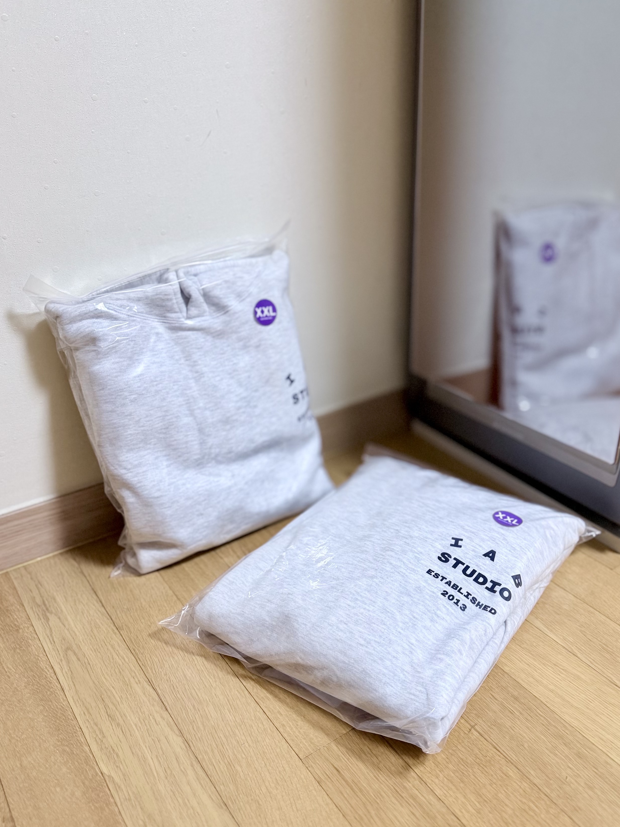 IAB Studio 25 Hoodie Light Gray Navy 착용 스타일