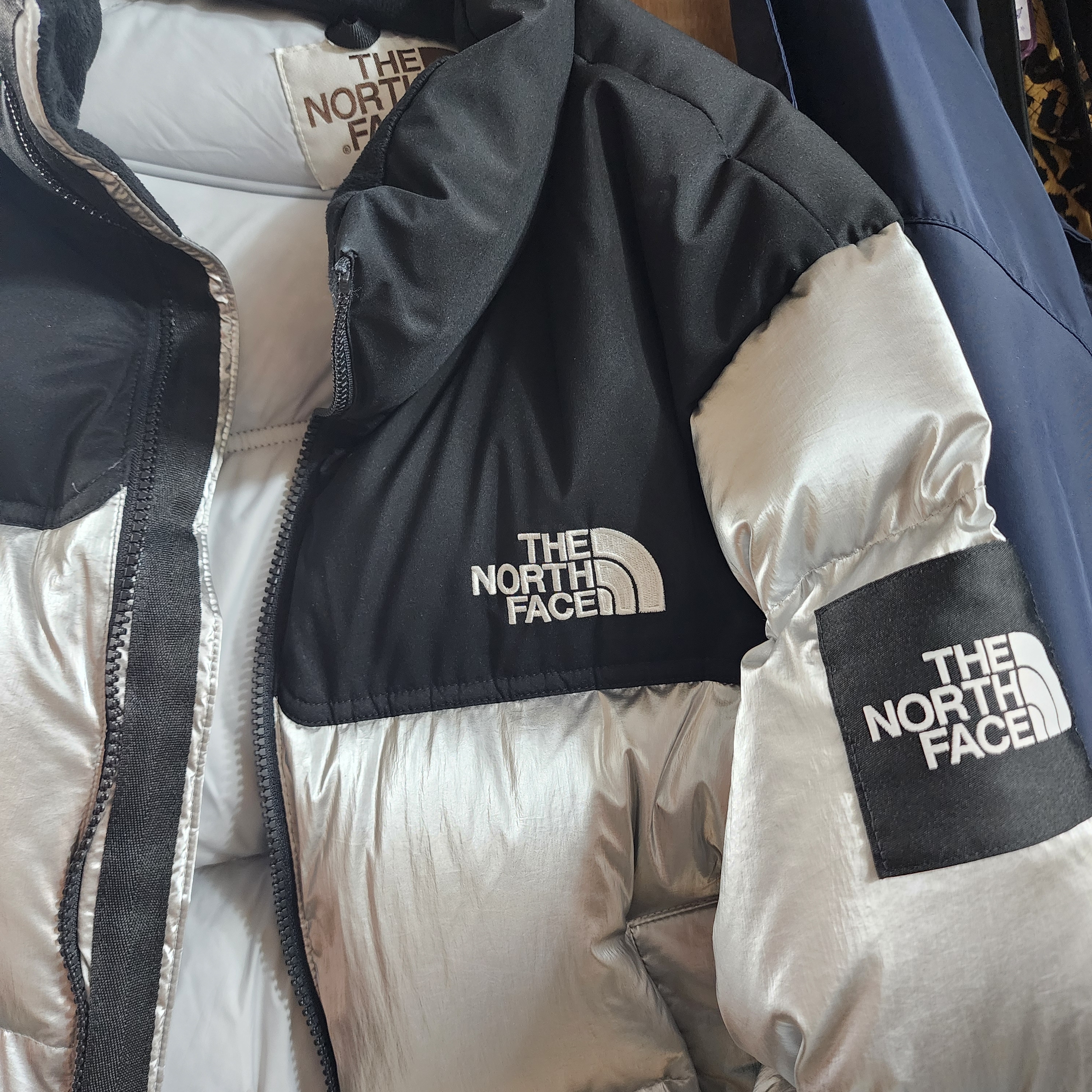 (W) The North Face White Label Novelty Nuptse Down Jacket SE Silver 착용 스타일