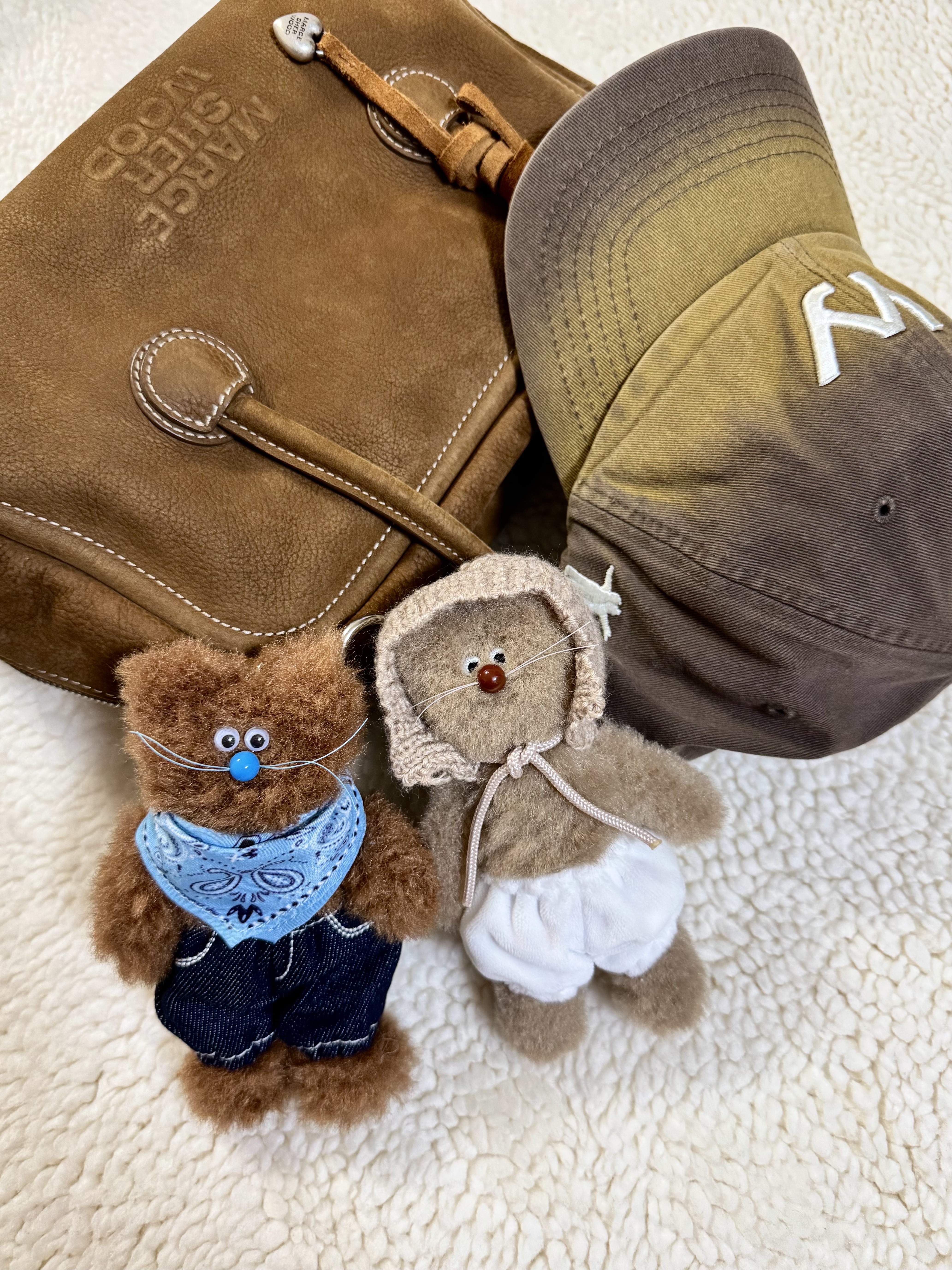 Monamhee x Amoupre Danhee Keyring Brown, Open Yy Gradient Ball Cap Brown 착용 스타일