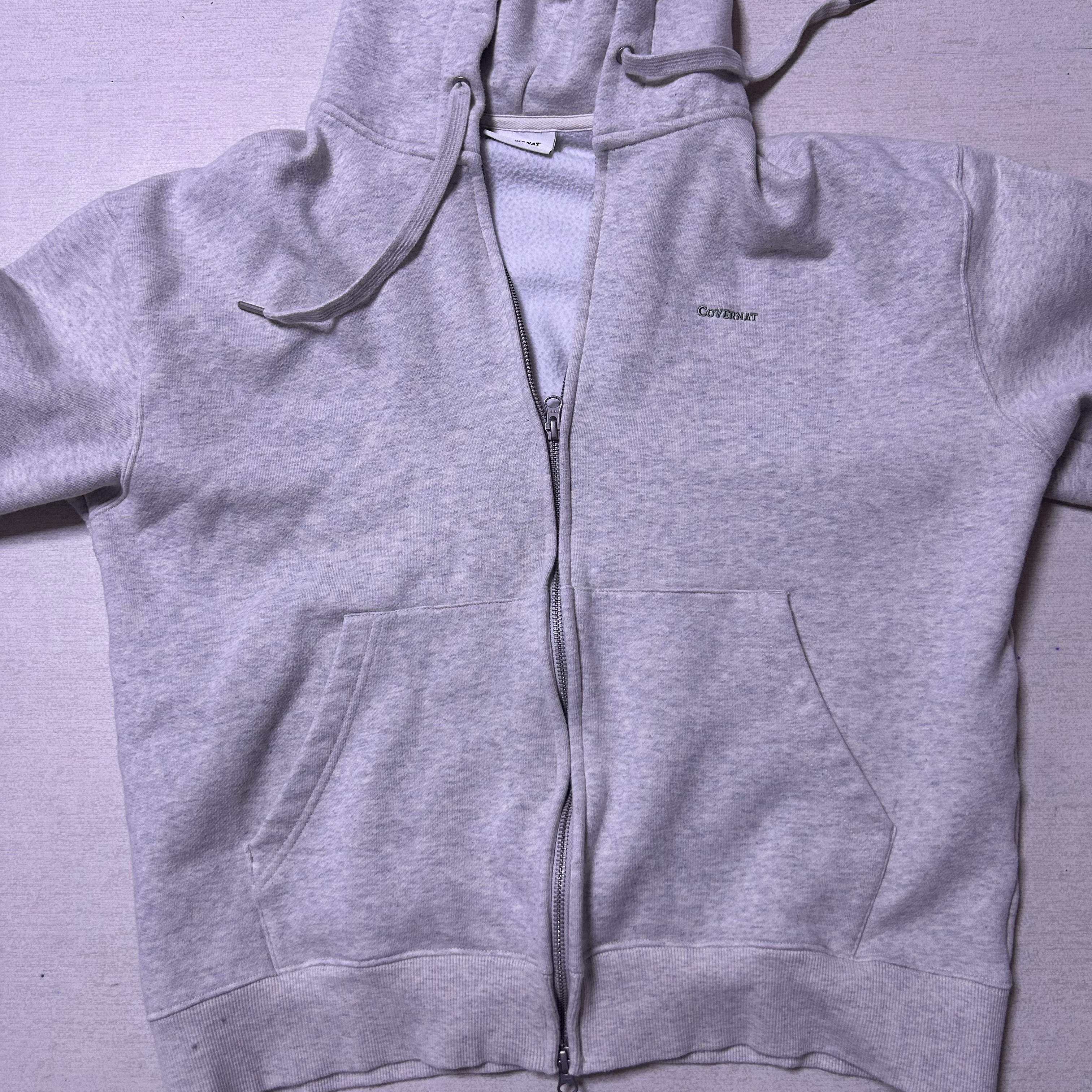 Covernat Small Logo Brushed Hoodie Zip-Up Oatmeal 착용 스타일