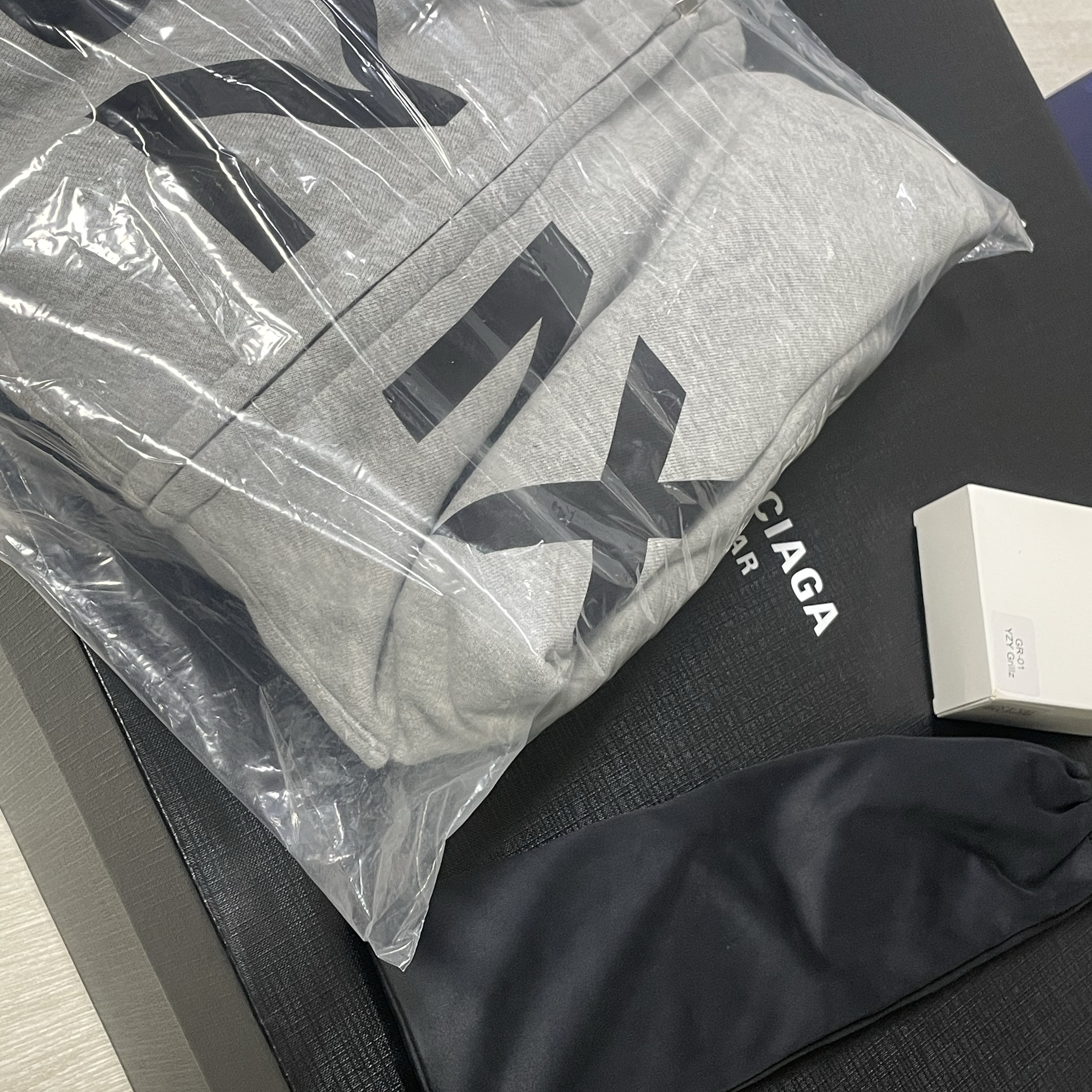 Yeezy SG-01 Shades Sunglasses Black, Yeezy HD-10 Grey - Korea Limited 착용 스타일 - 2