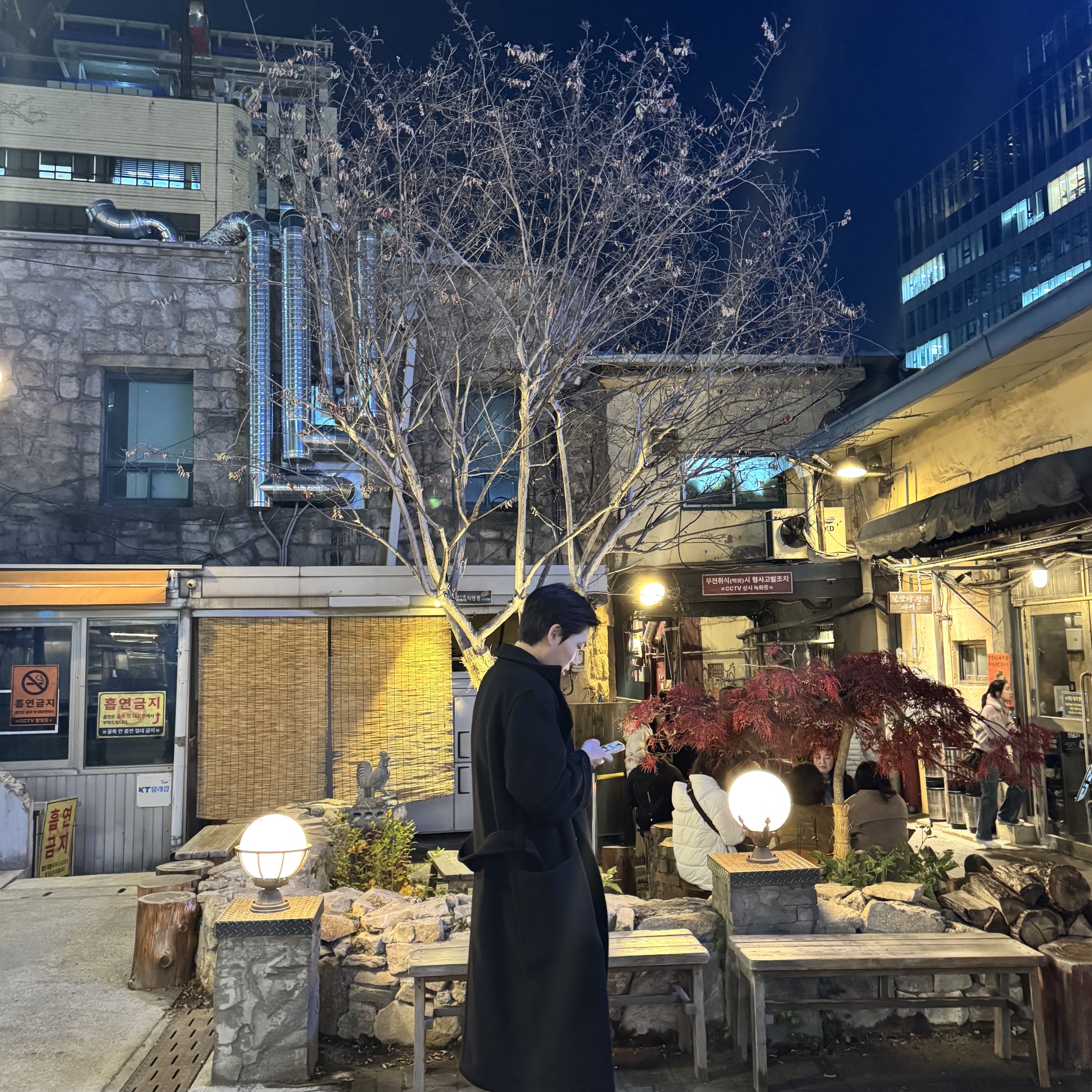 Lemaire Double Wool Wrap Coat Black 착용 스타일 - 2