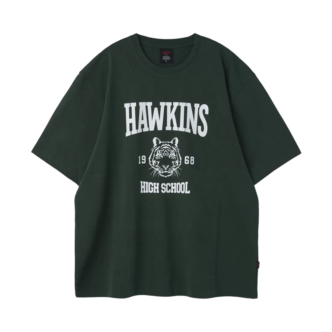 무신사 스탠다드 x 기묘한 이야기 호킨스 하이 스쿨 티셔츠 다크 그린(Musinsa Standard x Stranger Things Hawkins High School T-Shirt Dark Green)