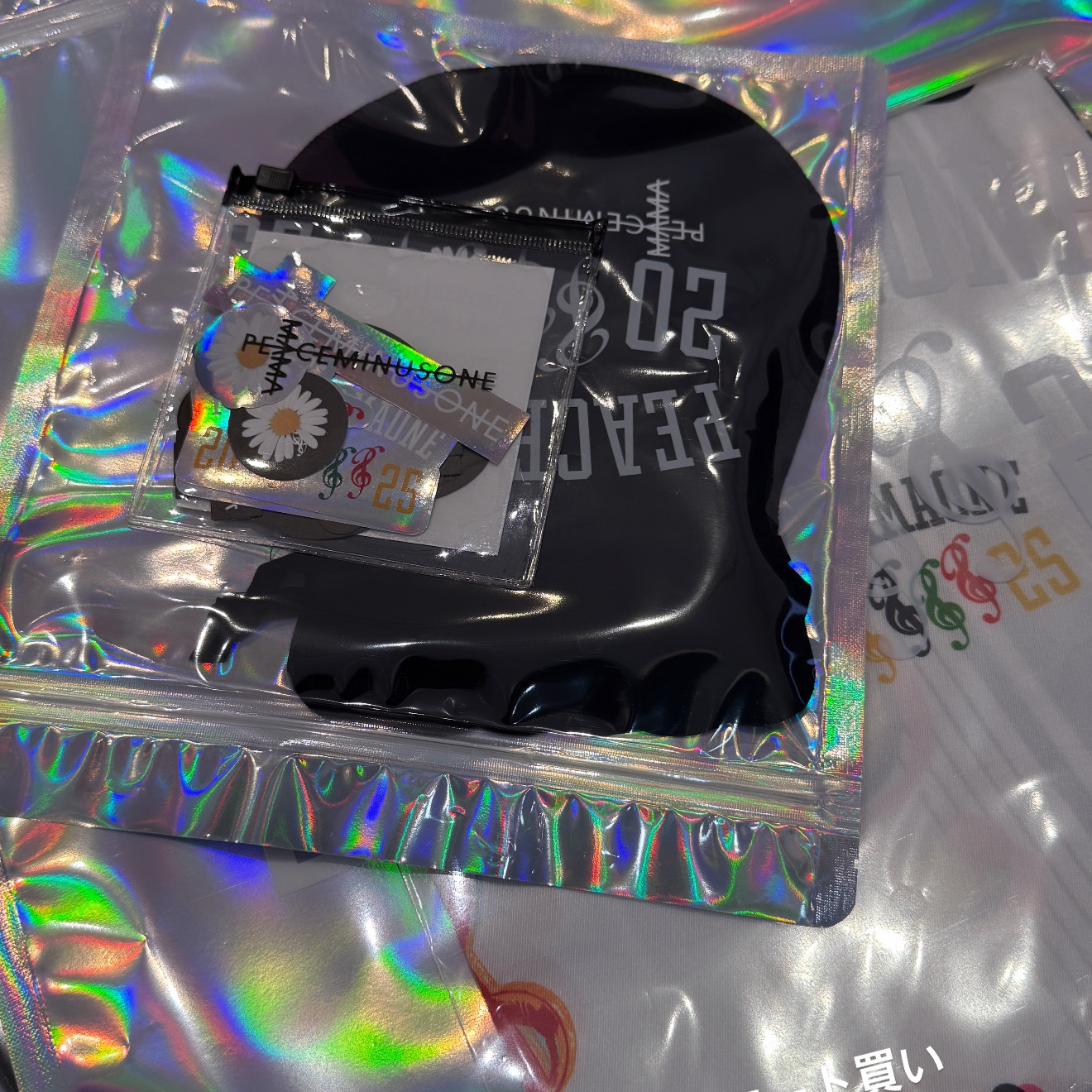 Peaceminusone x 2025 MAMA Awards Peacemamaone Scarf, Peaceminusone x 2025 MAMA Awards Peacemamaone Badge Set 착용 스타일 - 9