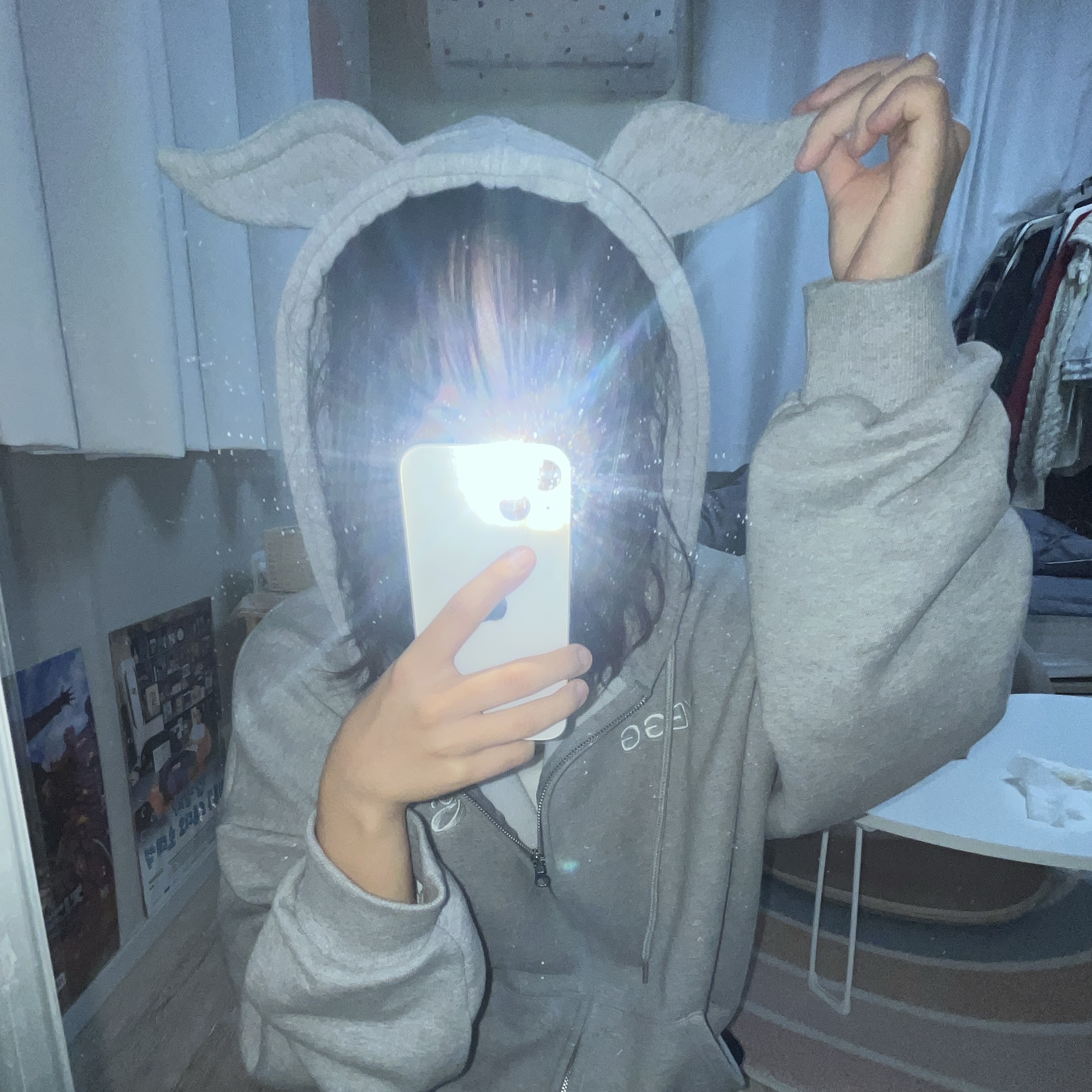 Yegg Wing hoodie  gray 착용 스타일