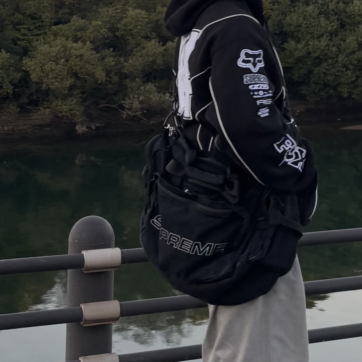 Supreme x Fox Racing Zip Up Hooded Sweatshirt Black - 25FW, Supreme Denim Duffle Bag Black - 25FW 착용 스타일 - 2