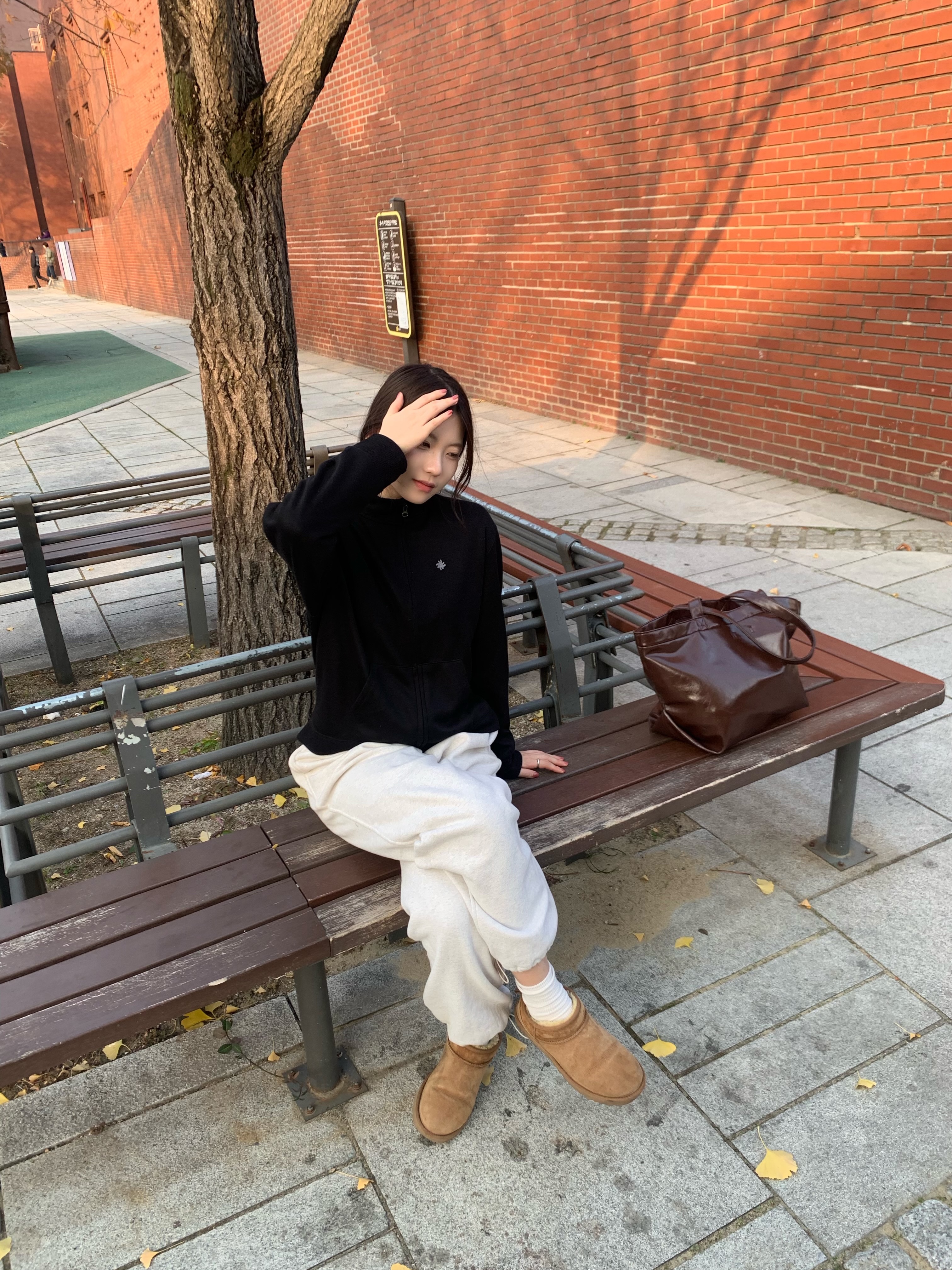 SLOW RECORD HOUSE Track Zip-Up Cardigan Black 착용 스타일 - 2