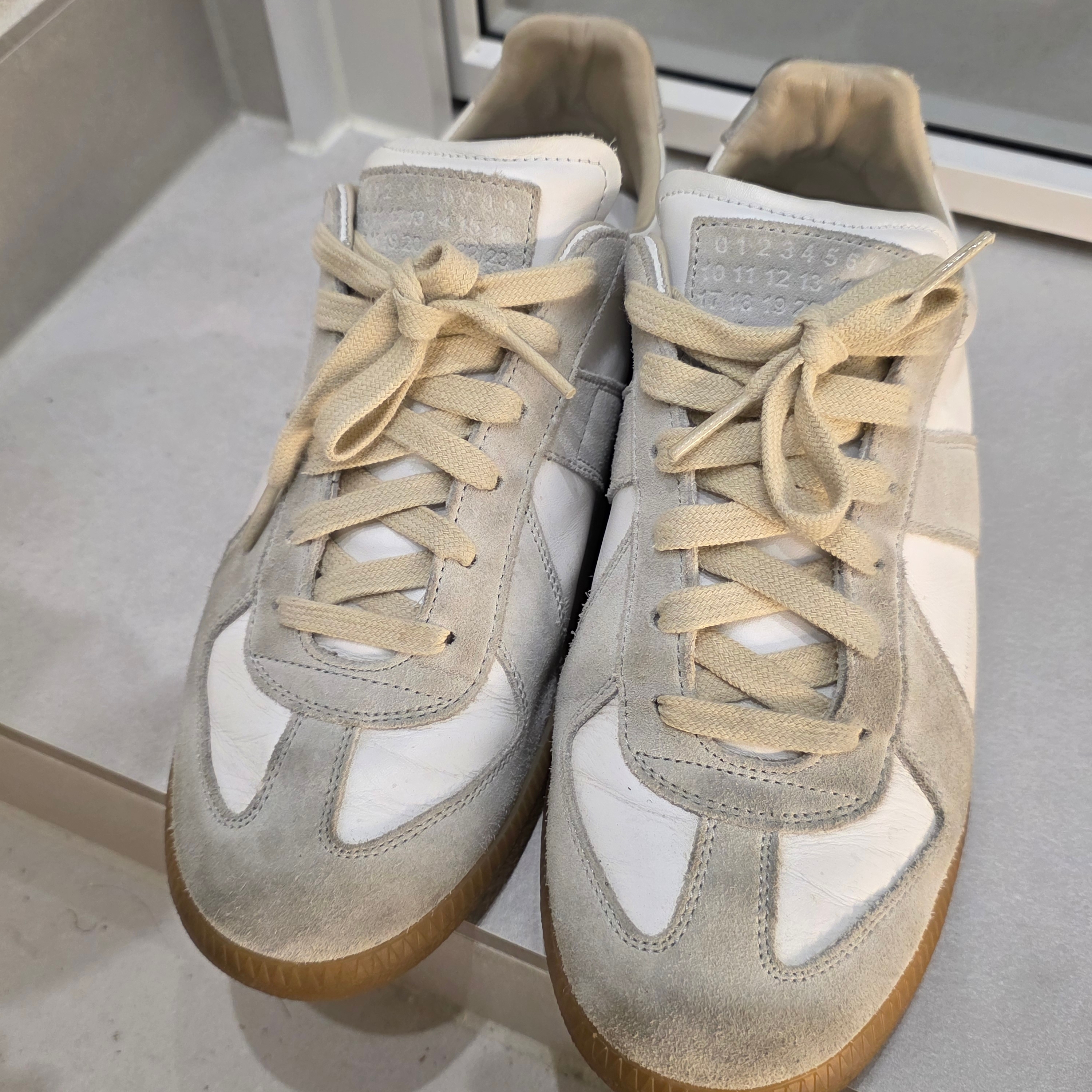 Maison Margiela Calfskin Replica Sneakers 착용 스타일