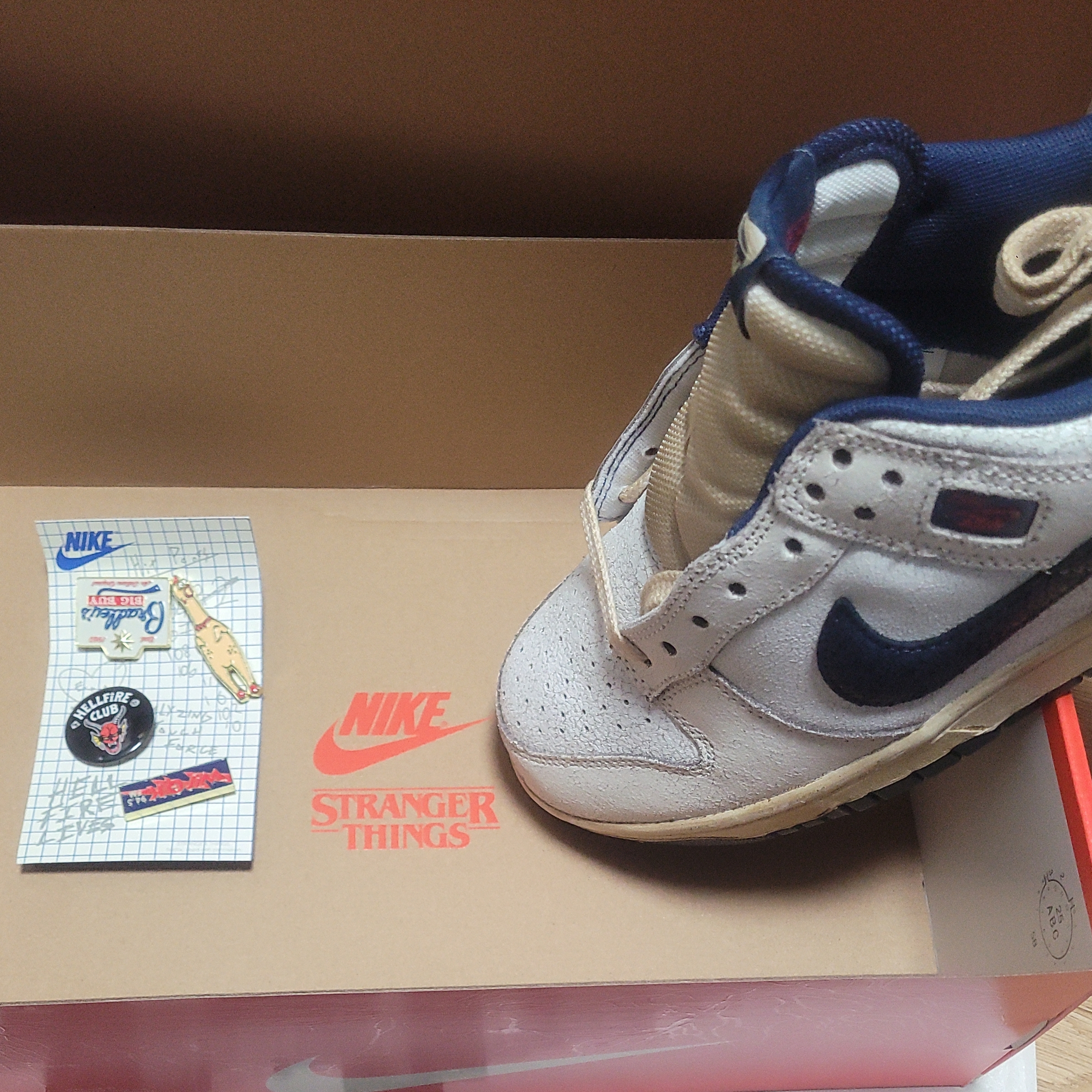 Nike x Stranger Things Dunk Low Phantom and Midnight Navy 착용 스타일