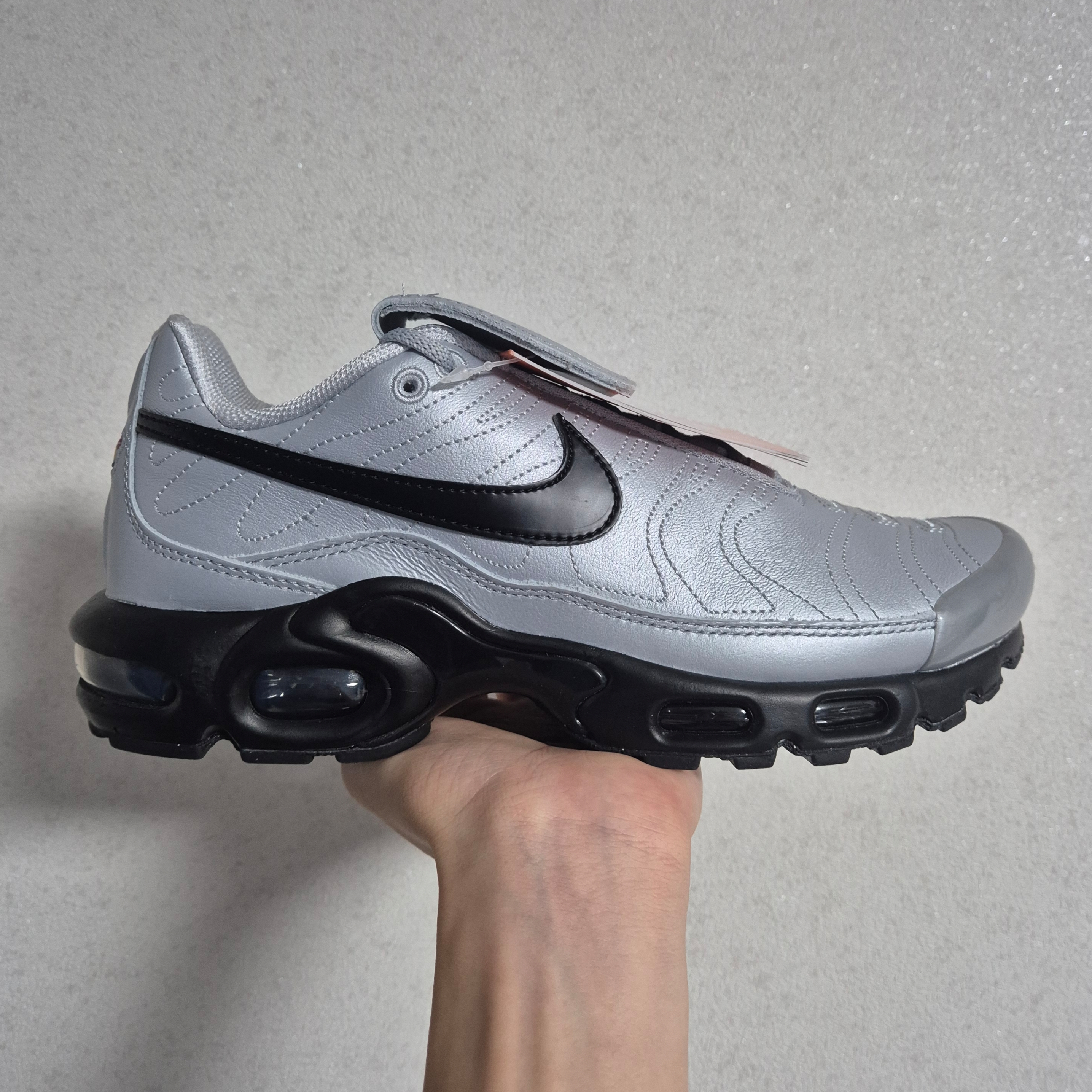 Nike Air Max Plus TNPO Wolf Grey and Black 착용 스타일 - 2