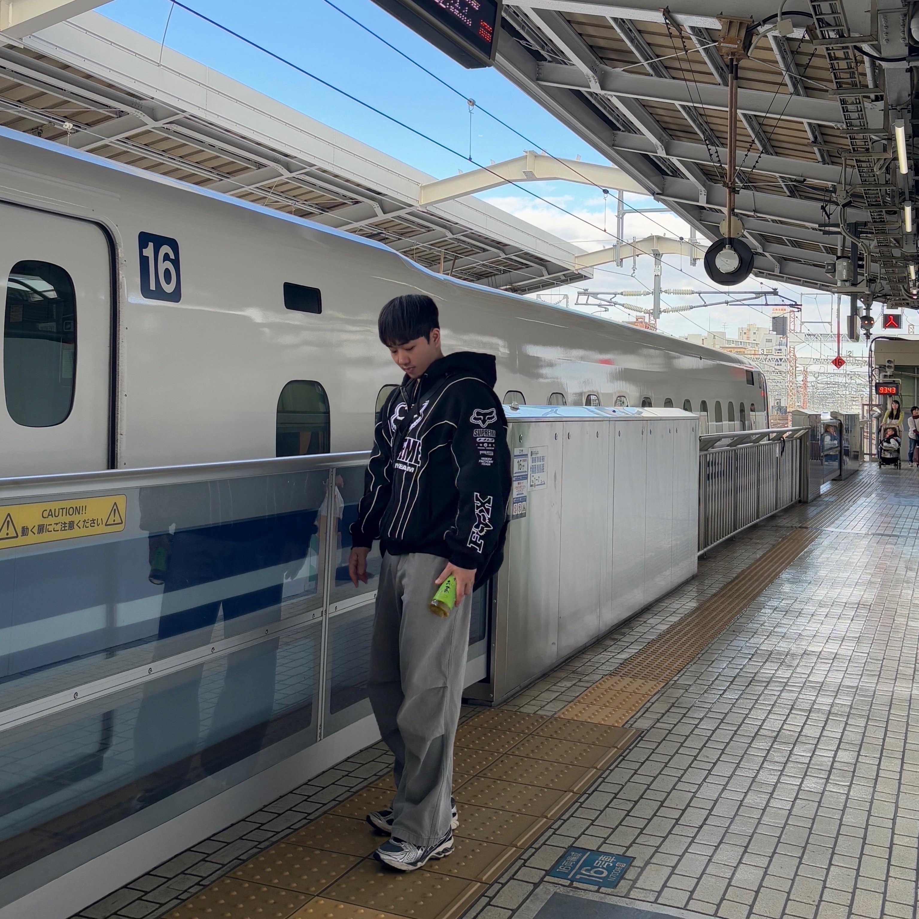 Supreme x Fox Racing Zip Up Hooded Sweatshirt Black - 25FW, Supreme Denim Duffle Bag Black - 25FW 착용 스타일 - 1