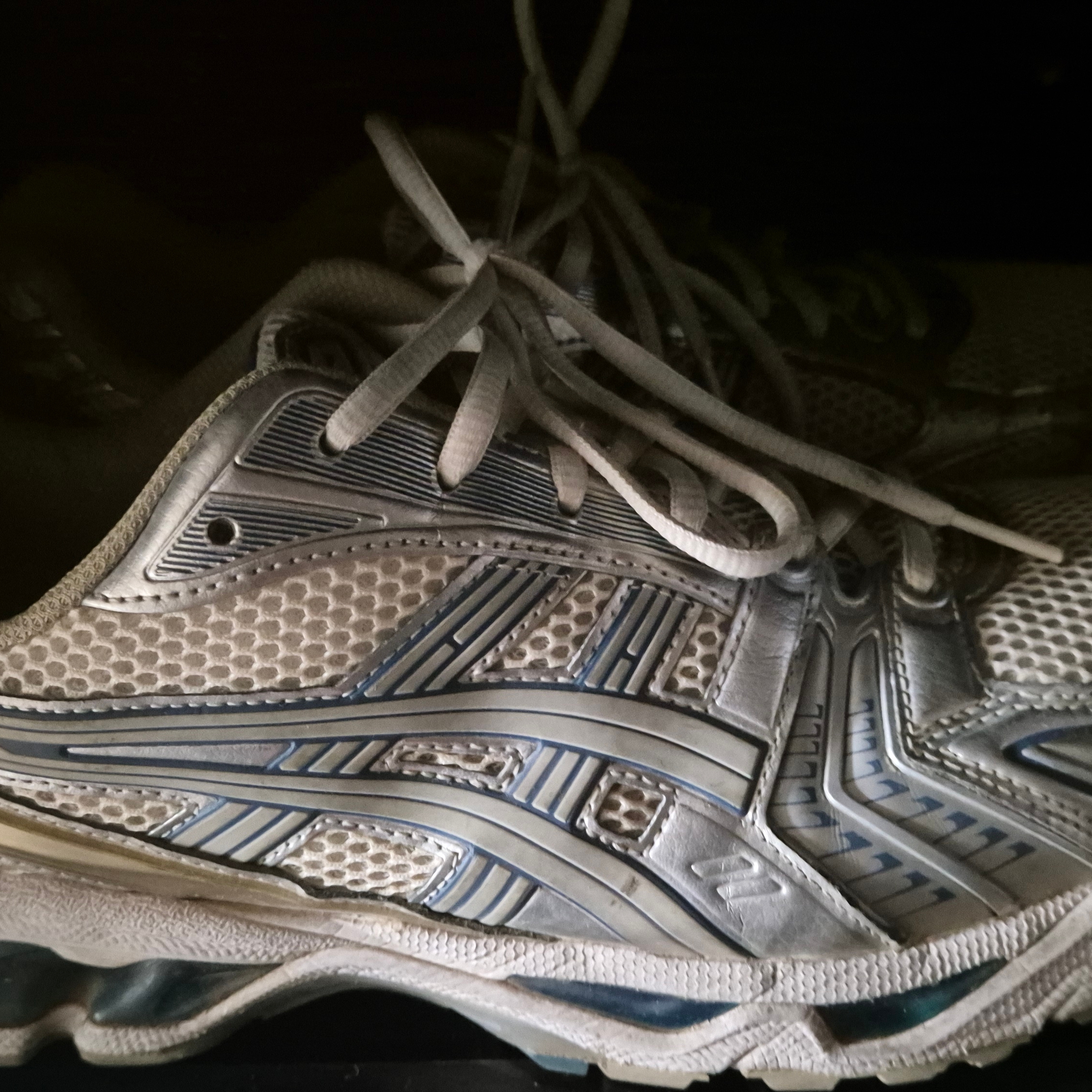 Asics Gel-Kayano 14 Cream Pure Silver 착용 스타일