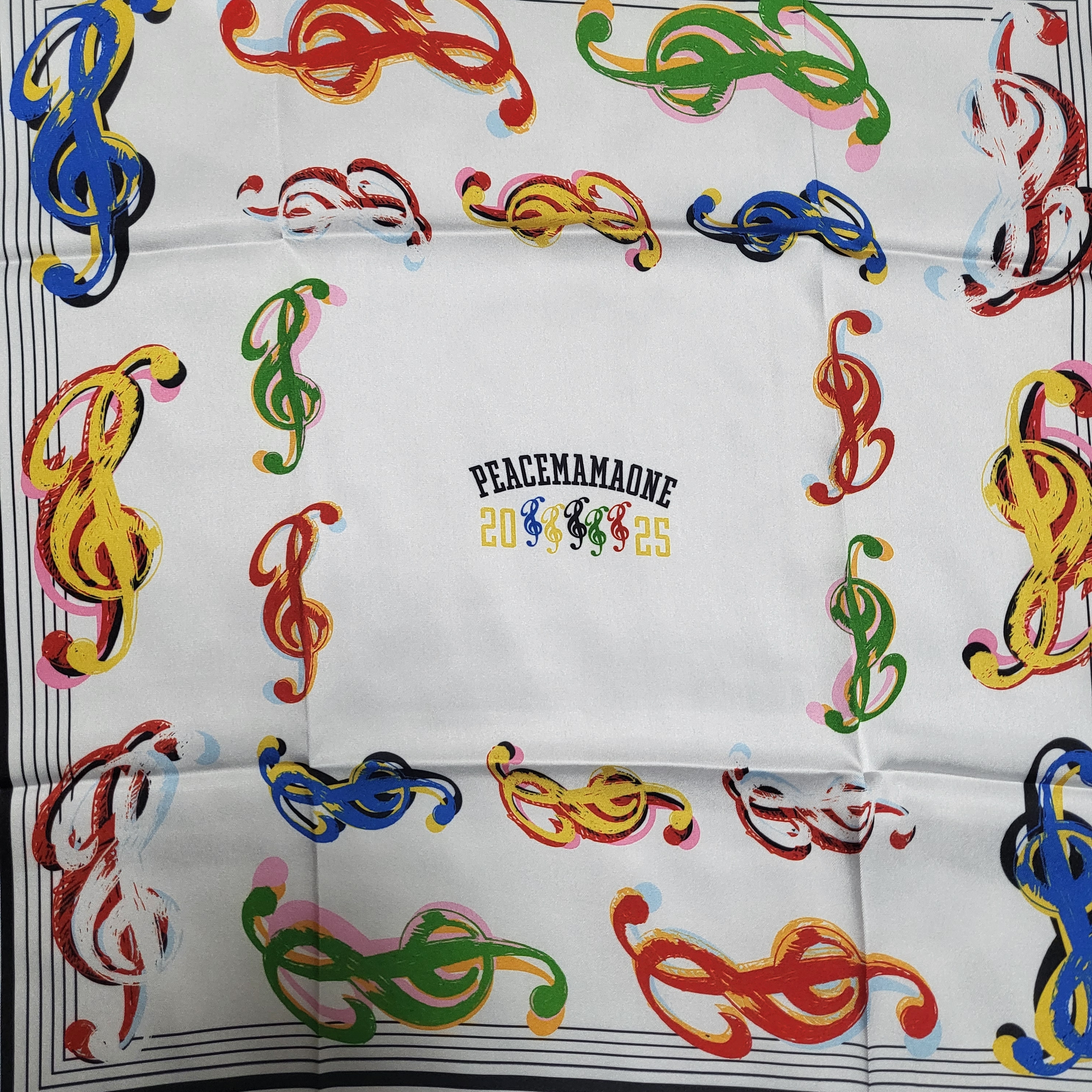 Peaceminusone x 2025 MAMA Awards Peacemamaone Scarf 착용 스타일