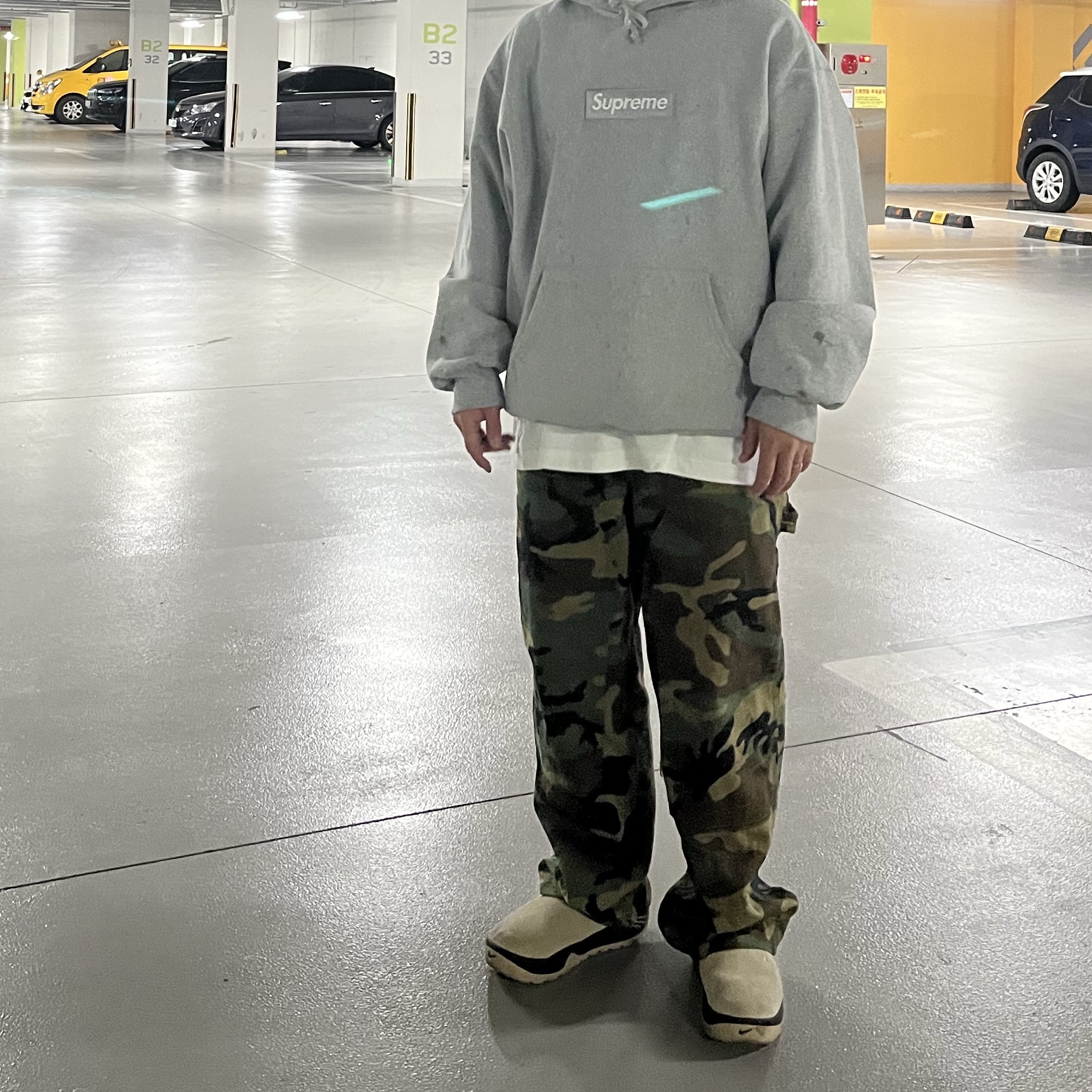 Supreme Jacquard Logos Double Knee Denim Painter Jean Woodland Camo - 25FW, Supreme Box Logo Hooded Sweatshirt Heather Grey - 24FW 착용 스타일