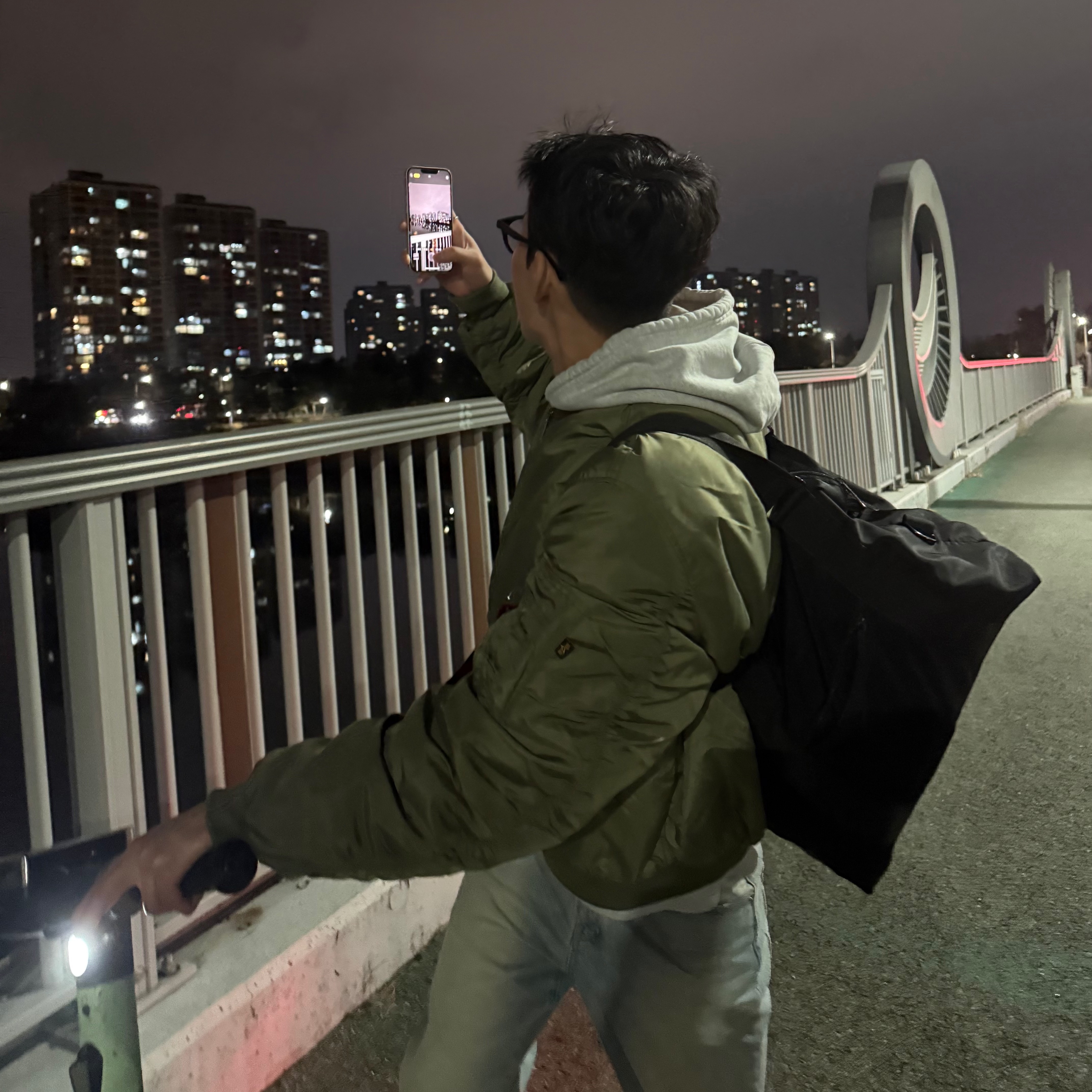 Ray-Ban DADDY-O II Polished Black Frame Green Classic G-15 Lenses, ALPHA INDUSTRIES MA-1 Flight Jacket Sage 착용 스타일 - 3