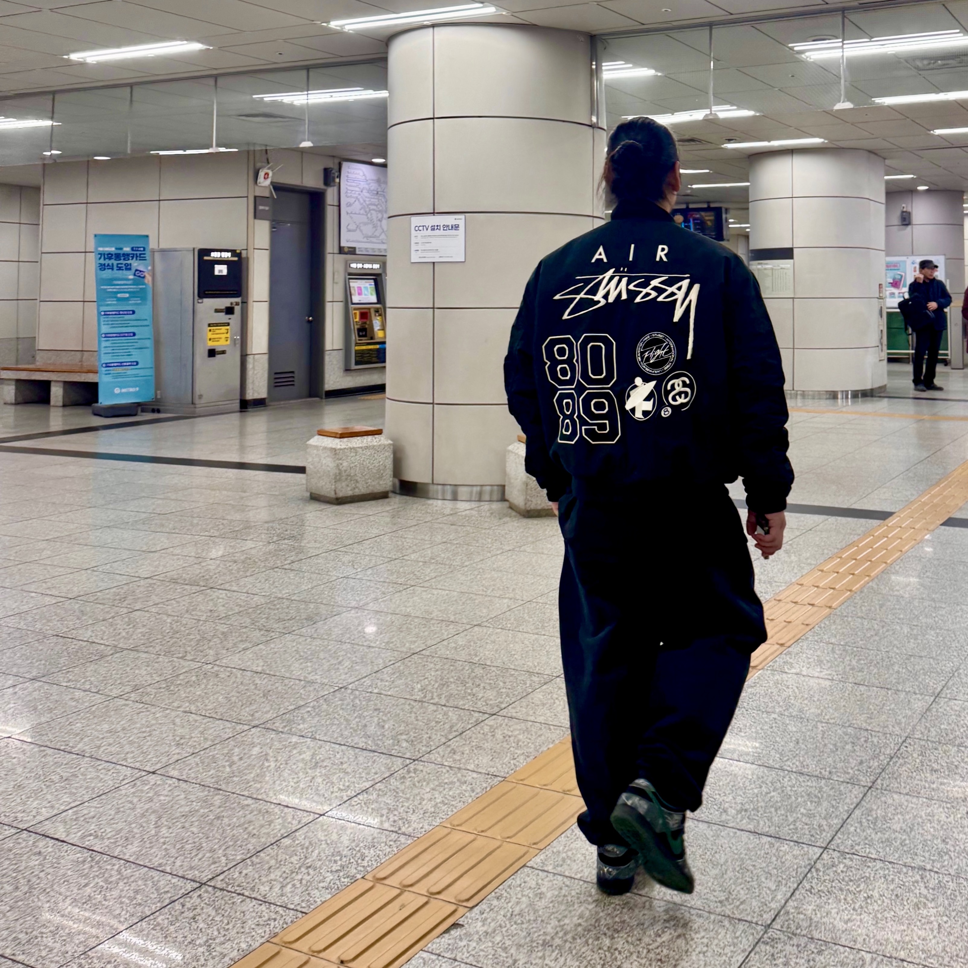 Nike x Stussy Reversible Jacket Black (FJ9153-010), Nike x Stussy Washed Fleece Pants Black (FN5235-010) 착용 스타일