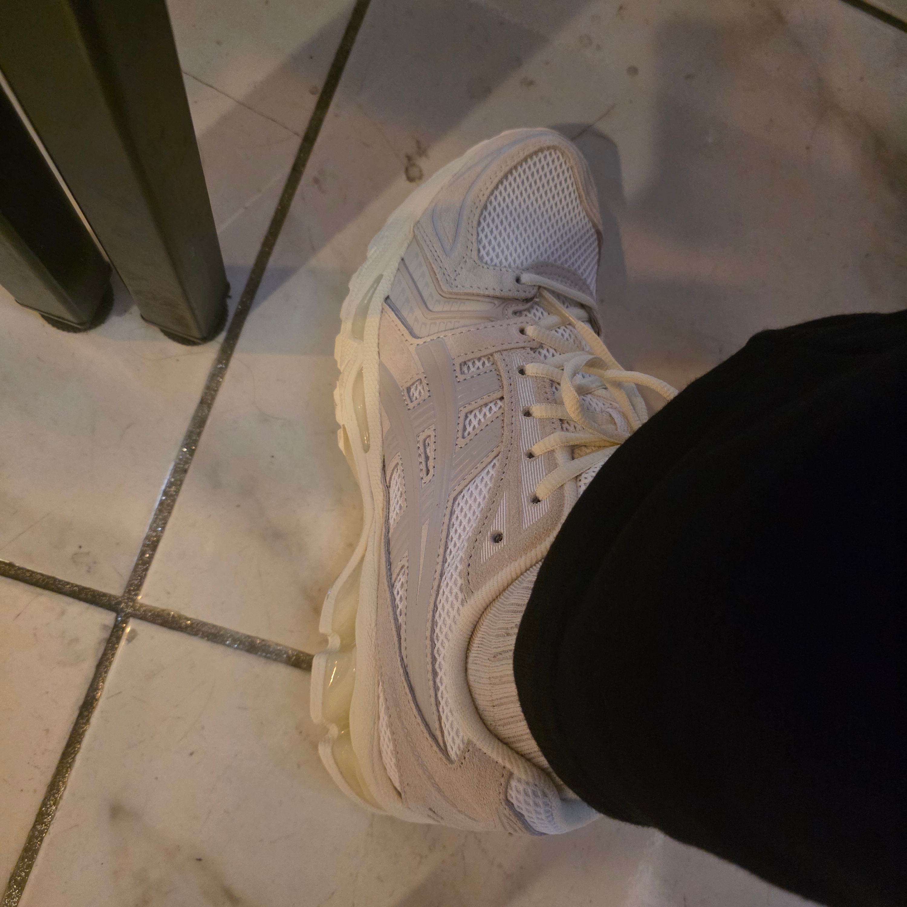 (W) Asics Gel-Kayano 14 White Smoke Grey 착용 스타일 - 1