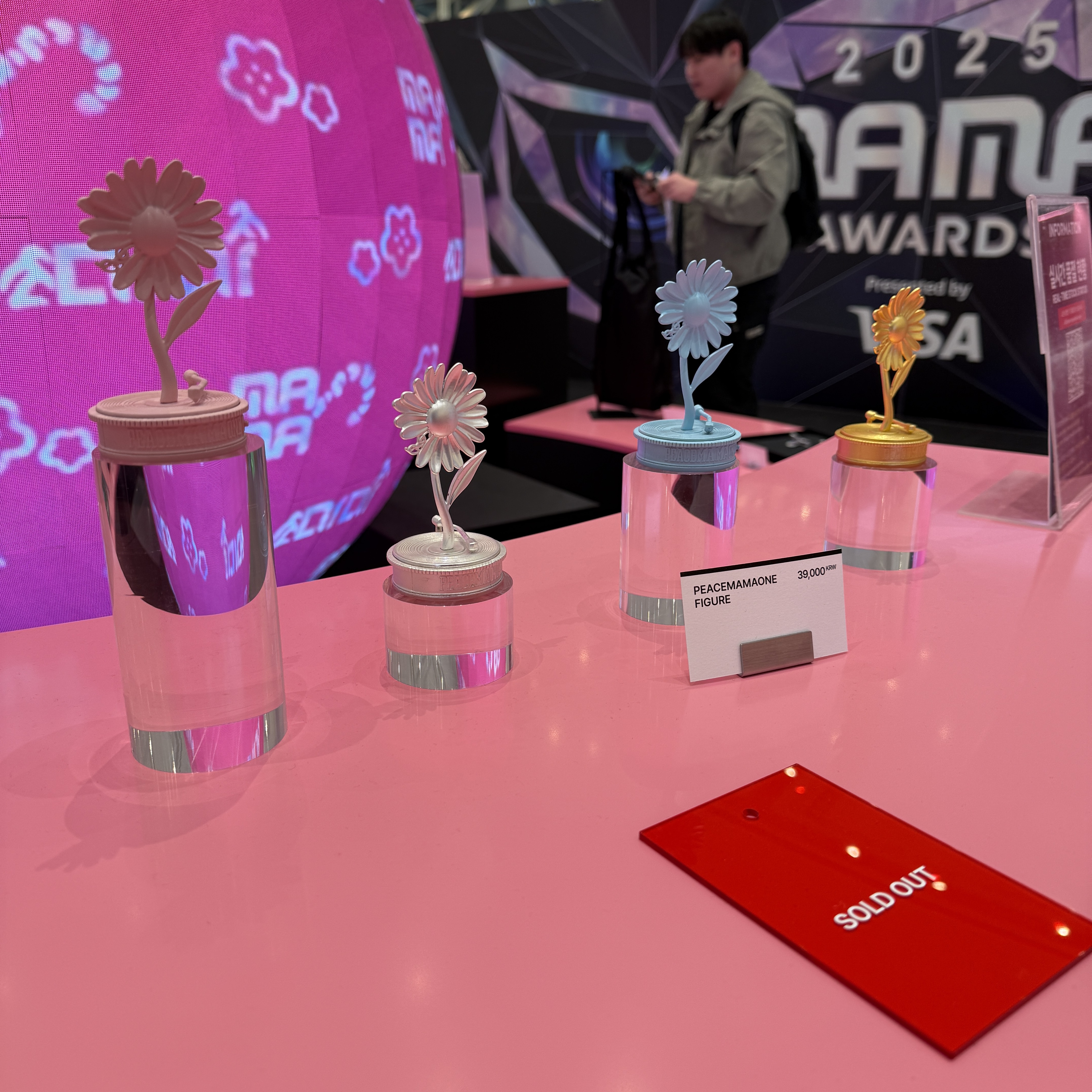 Peaceminusone x 2025 MAMA Awards Peacemamaone Scarf, Peaceminusone x 2025 MAMA Awards Peacemamaone Badge Set 착용 스타일 - 6