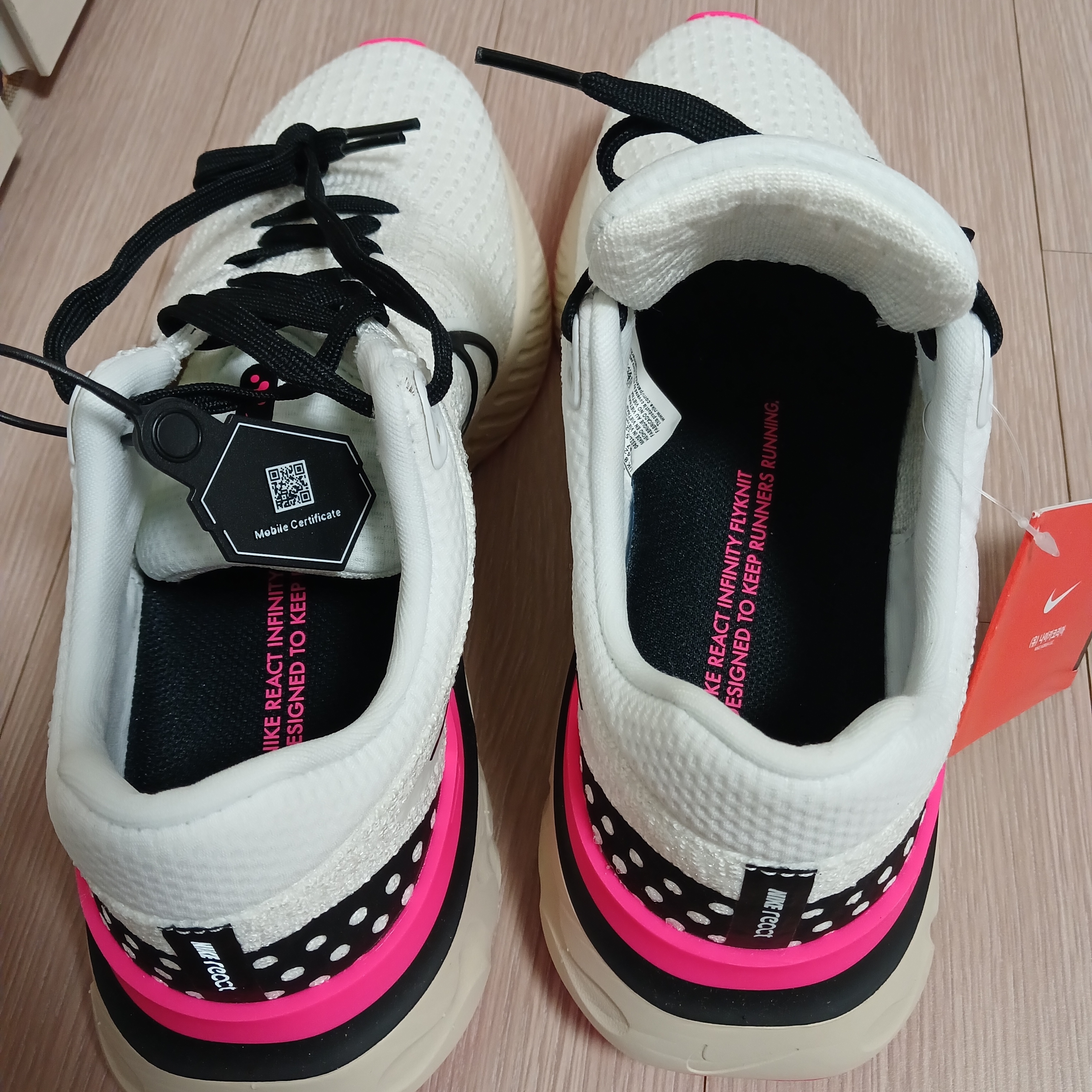 Nike React Infinity Run Flyknit 3 White Black 착용 스타일 - 3