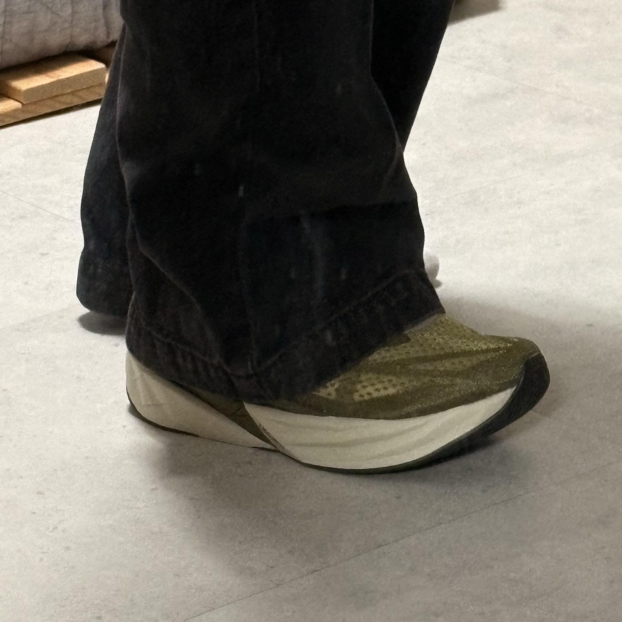 New Balance FuelCell Rebel v5 Woodland Shipyard - 2E Wide 착용 스타일 - 4