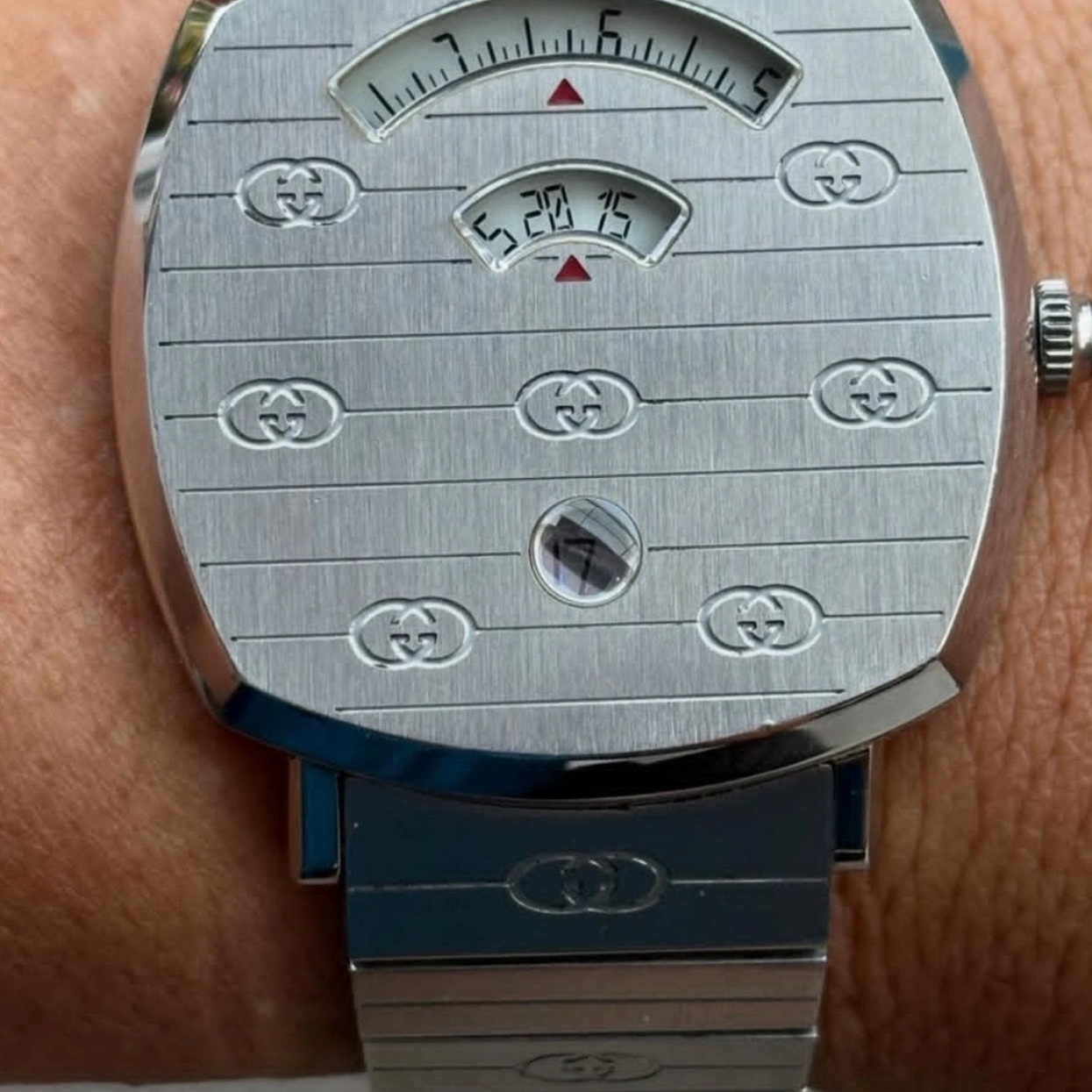 Gucci Grip Quartz 38mm White 착용 스타일