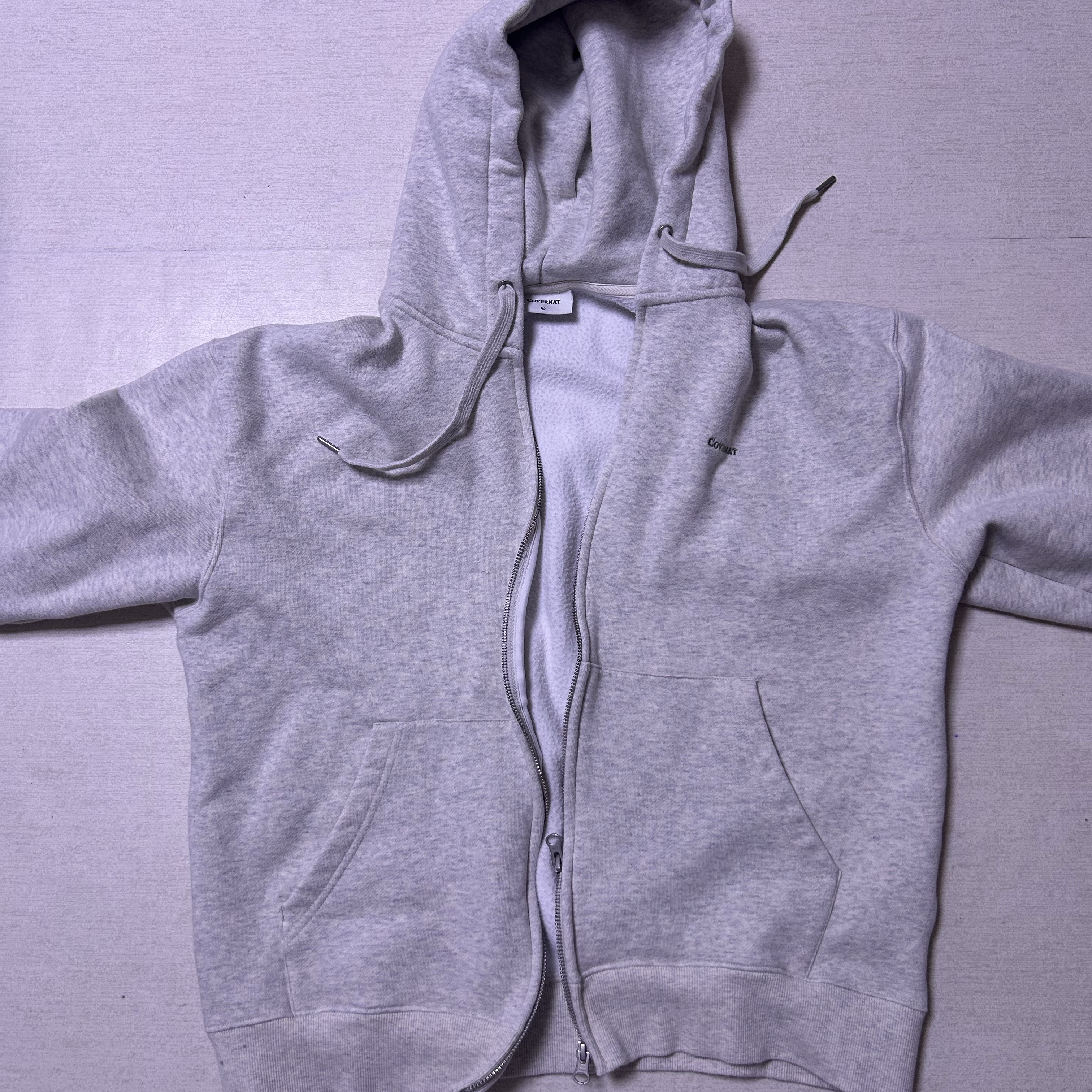 Covernat Small Logo Brushed Hoodie Zip-Up Oatmeal 착용 스타일
