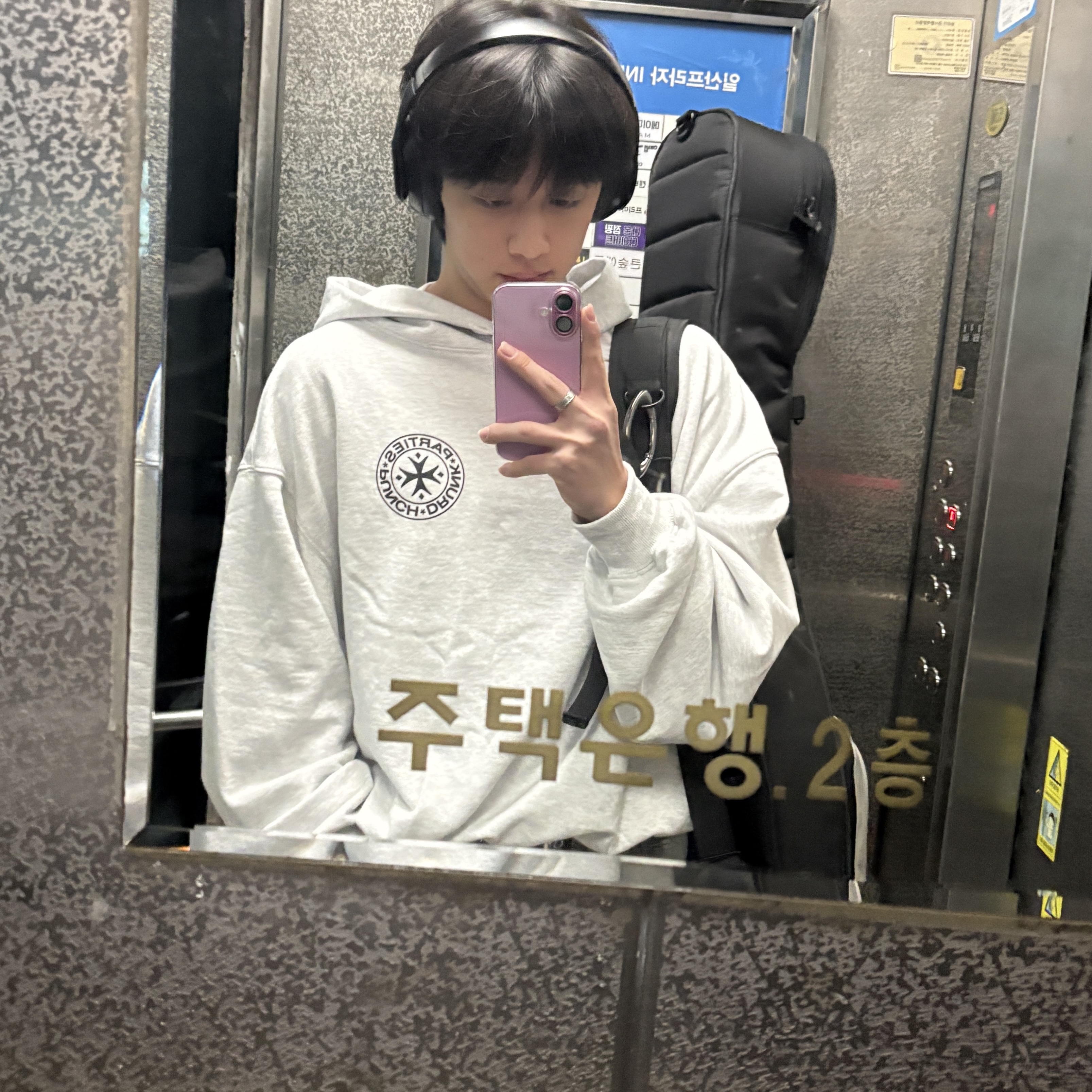 Punch Drunk Parties Circle Logo Oversized Hoodie MELANGE WHITE, Beats Studio Pro Wireless Over Ear Headphone Black (Korean Ver.) 착용 스타일 - 1