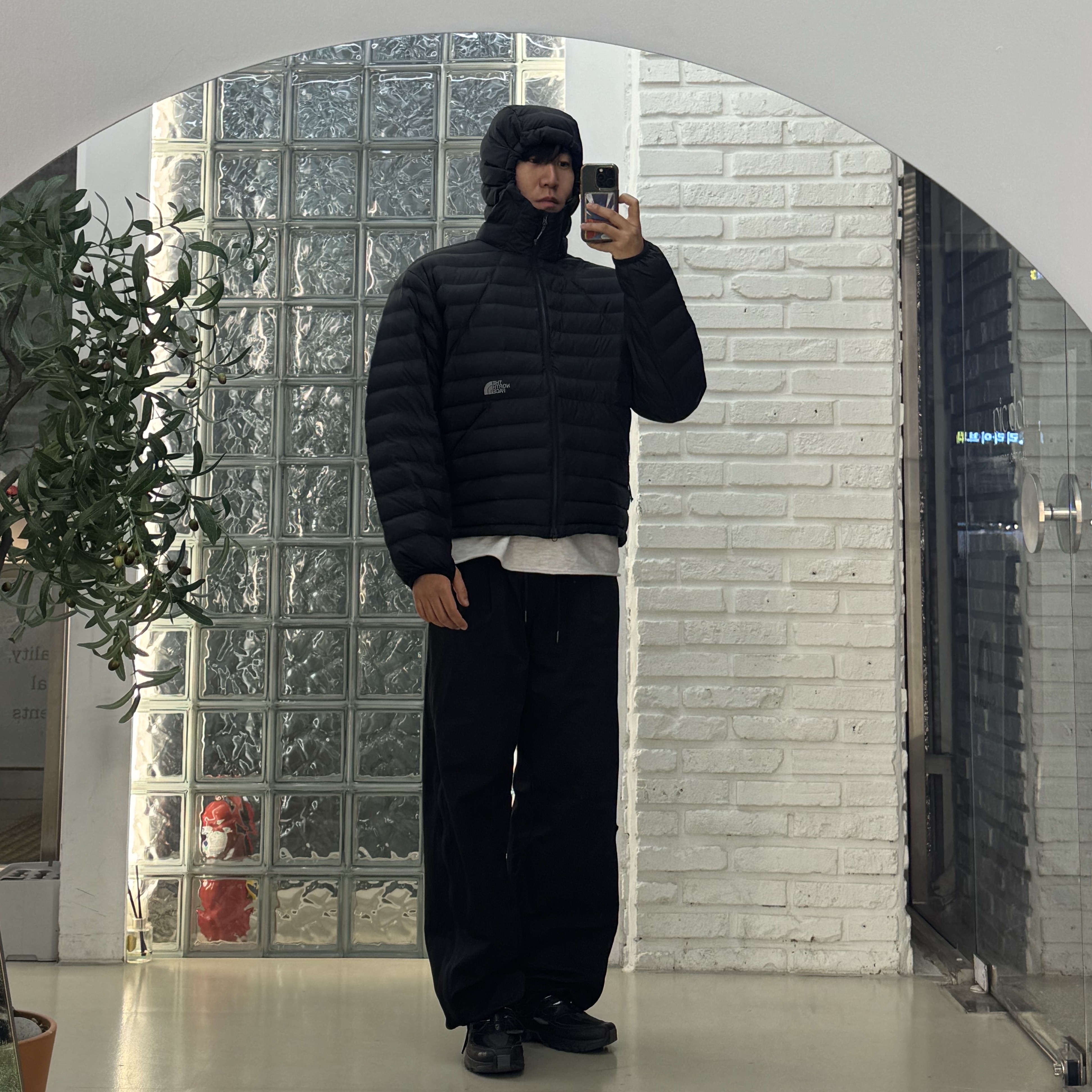 The North Face Ventus On Jacket Black, Salomon ACS Pro Black 착용 스타일