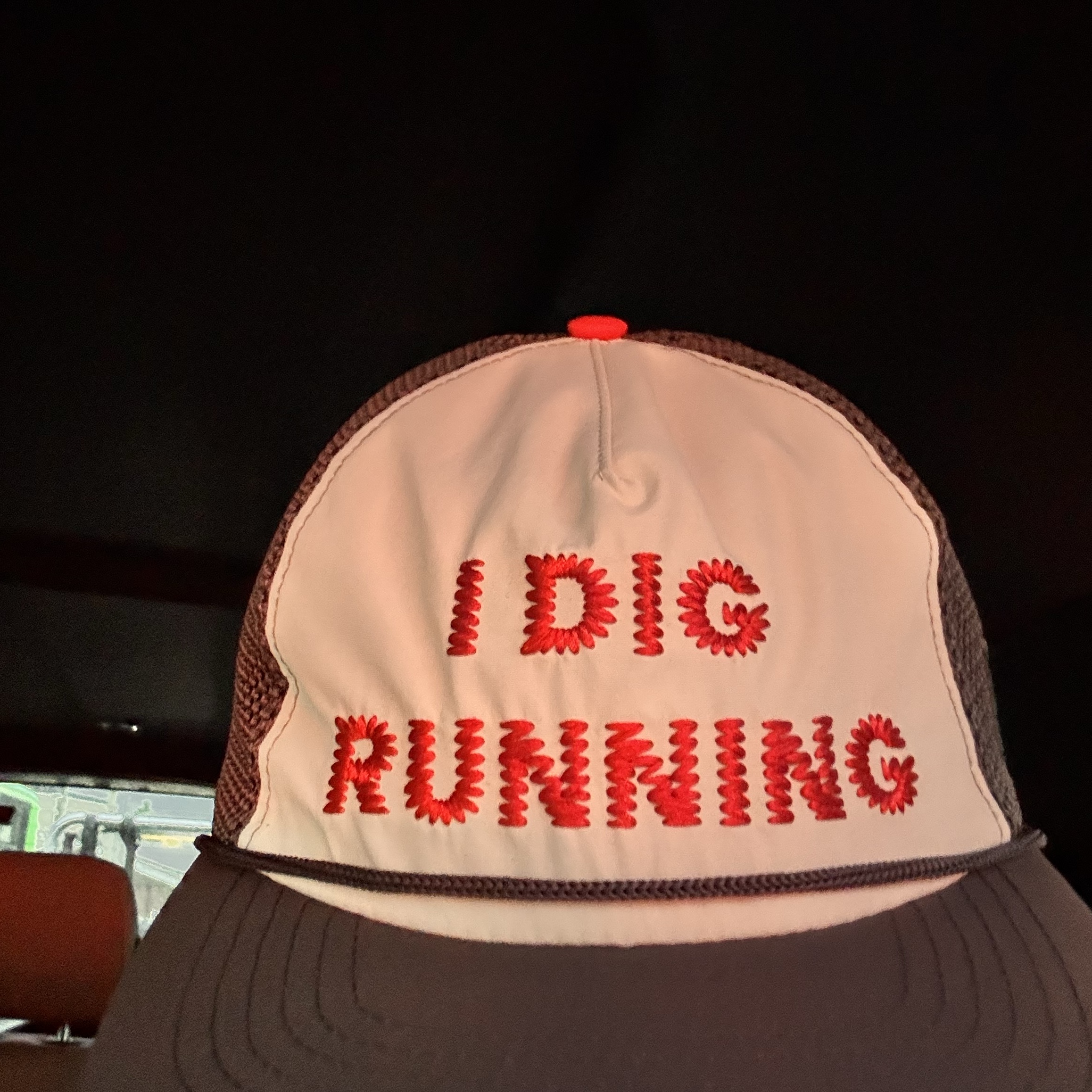 Alex Zono I Dig Running Trucker Hat OG Brown 착용 스타일