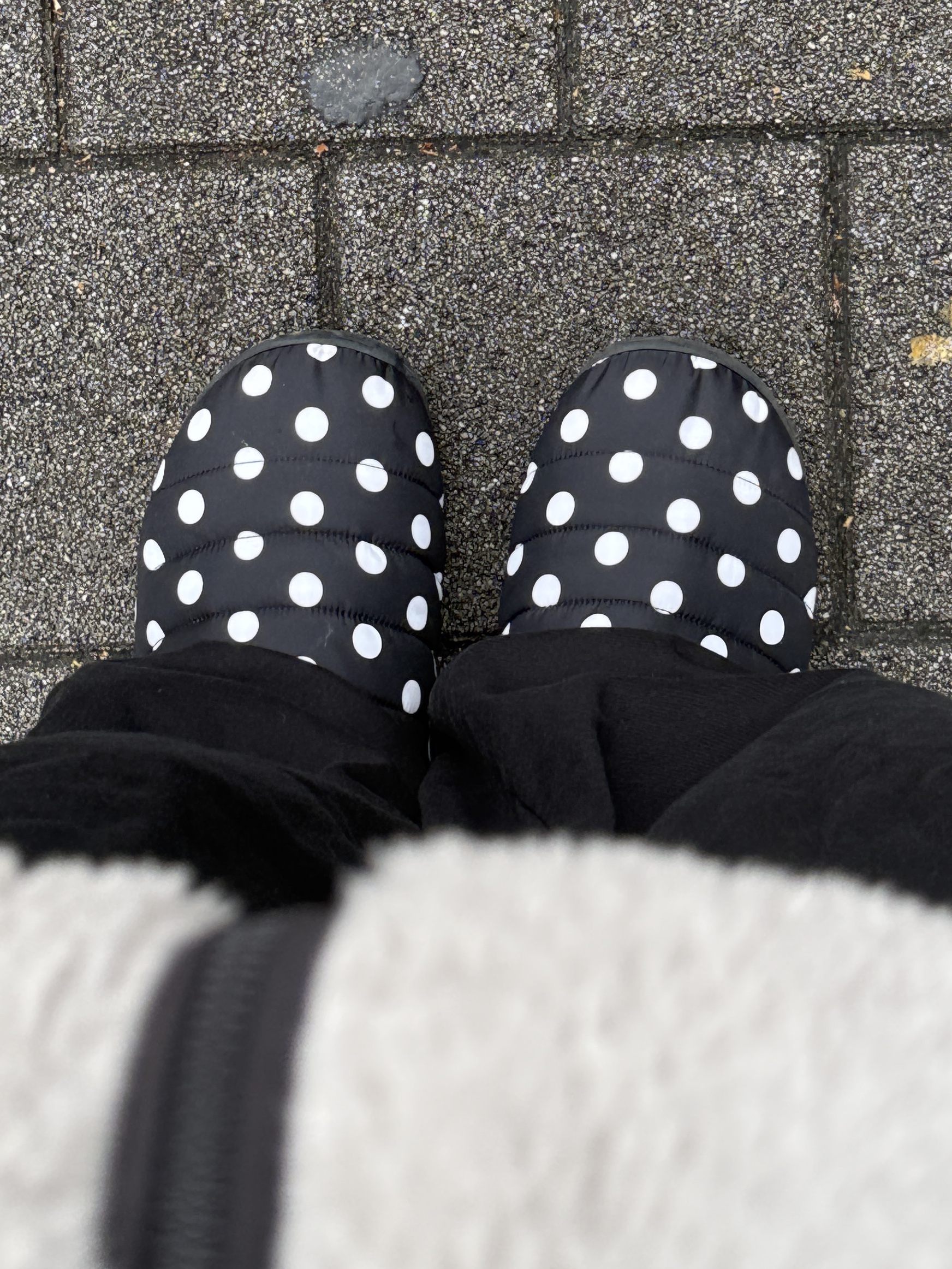 Subu Permanent F-Line Dots, IAB Studio Hoodie Black 착용 스타일 - 7