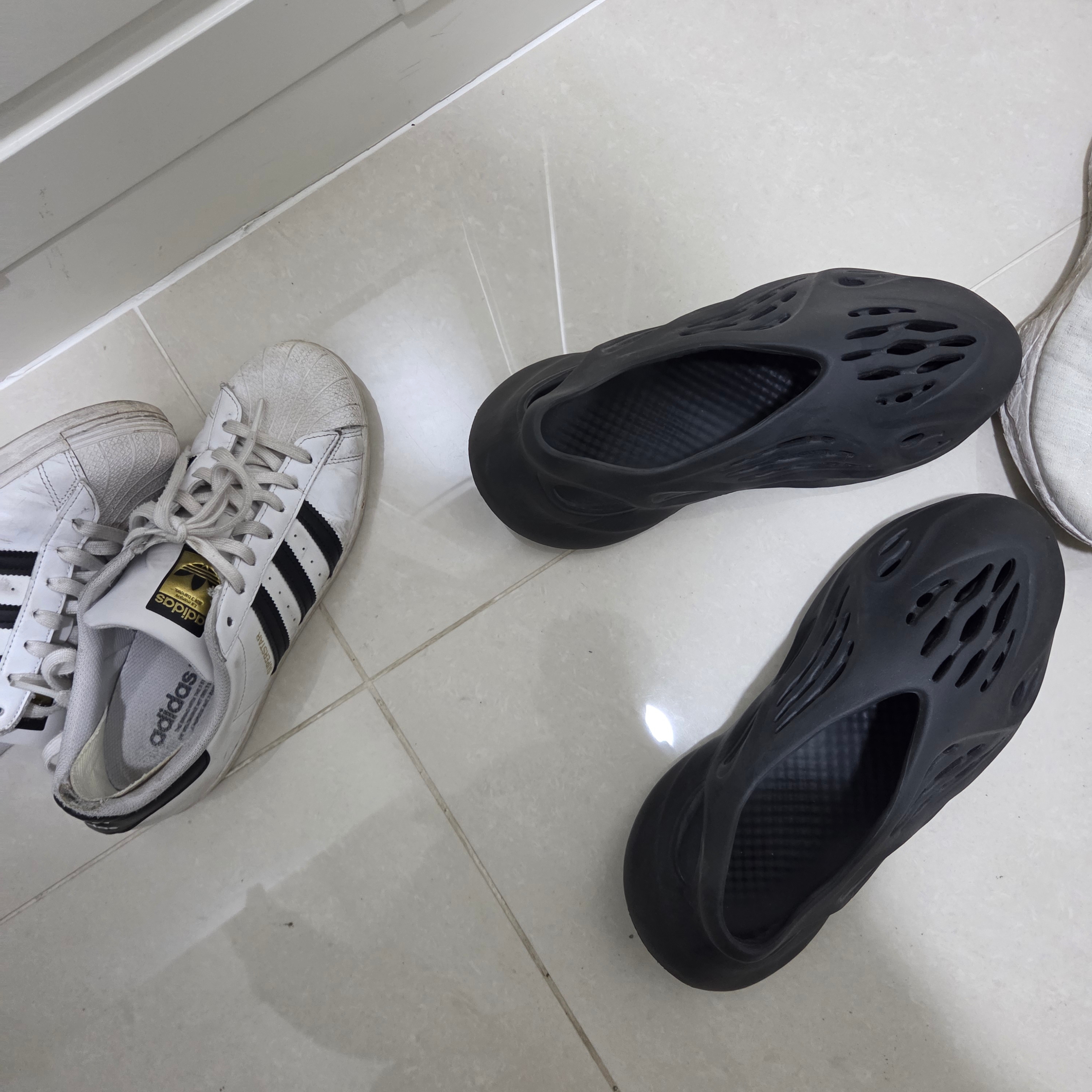 Adidas Superstar White Black, Adidas Yeezy Foam RNNR Onyx 착용 스타일