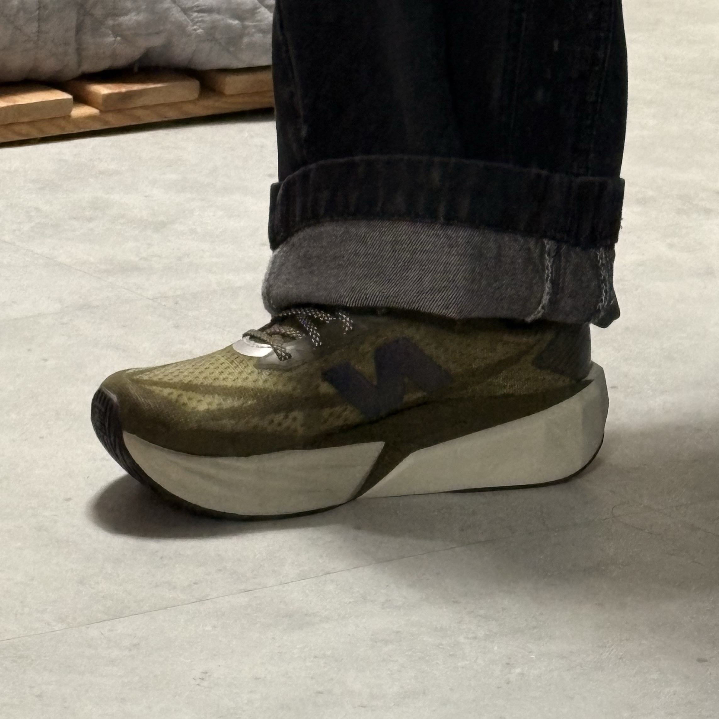 New Balance FuelCell Rebel v5 Woodland Shipyard - 2E Wide 착용 스타일 - 3