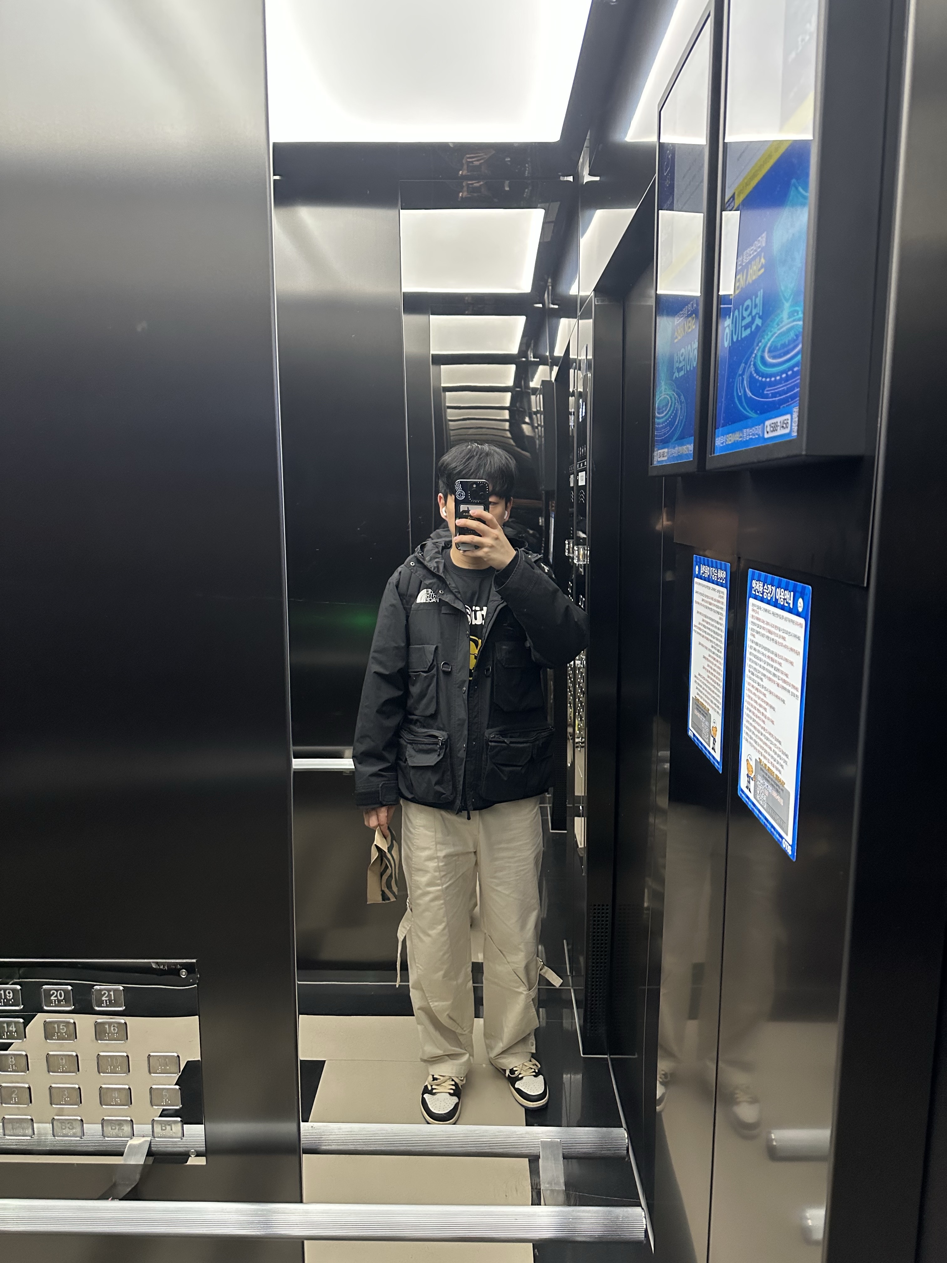Supreme x The North Face Cargo Jacket Black - 20SS 착용 스타일