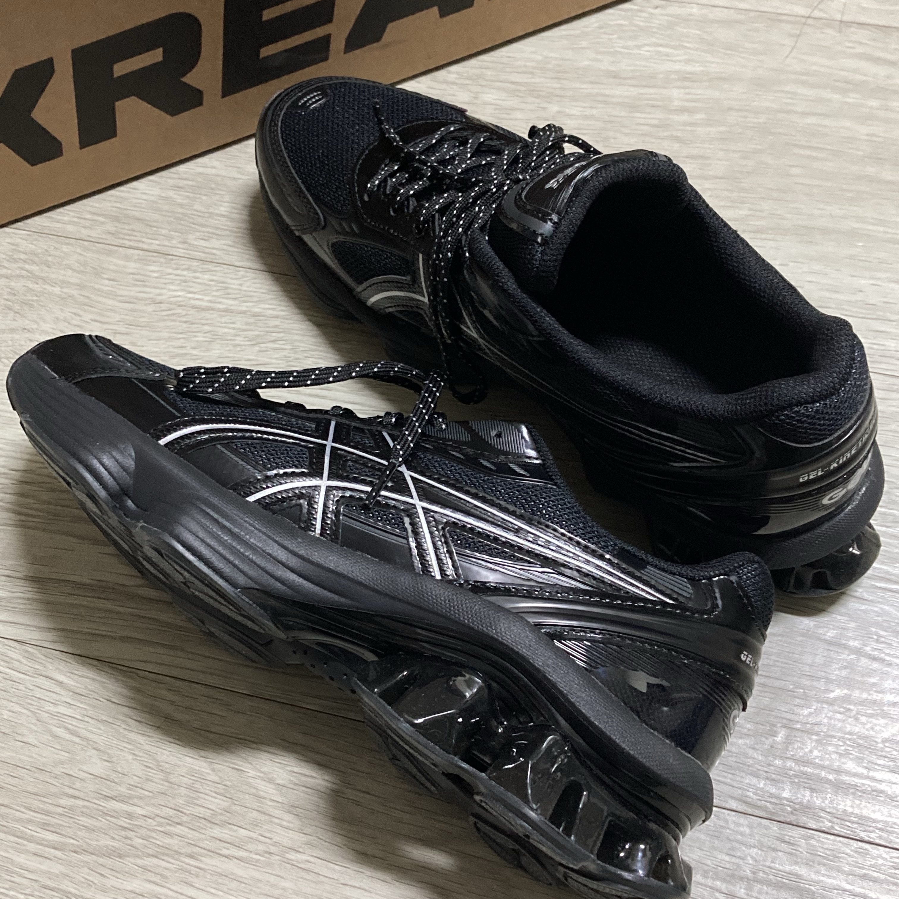 Asics x Hype DC Gel-Kinetic Fluent Black Pure Silver 착용 스타일