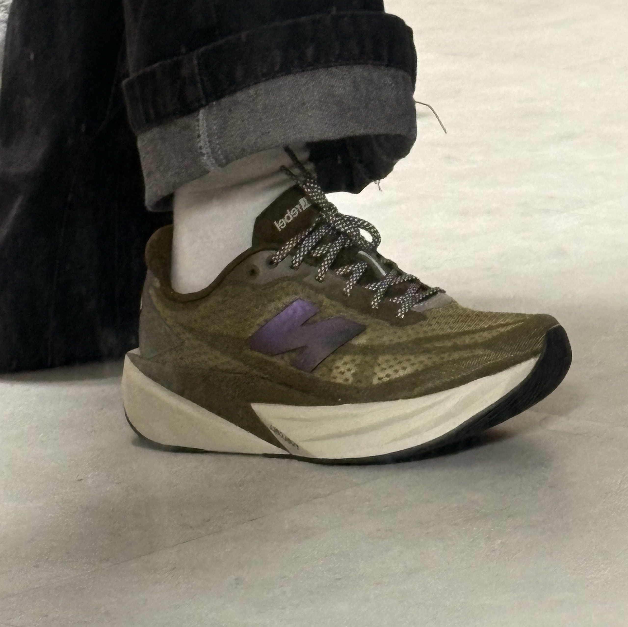 New Balance FuelCell Rebel v5 Woodland Shipyard - 2E Wide 착용 스타일 - 2