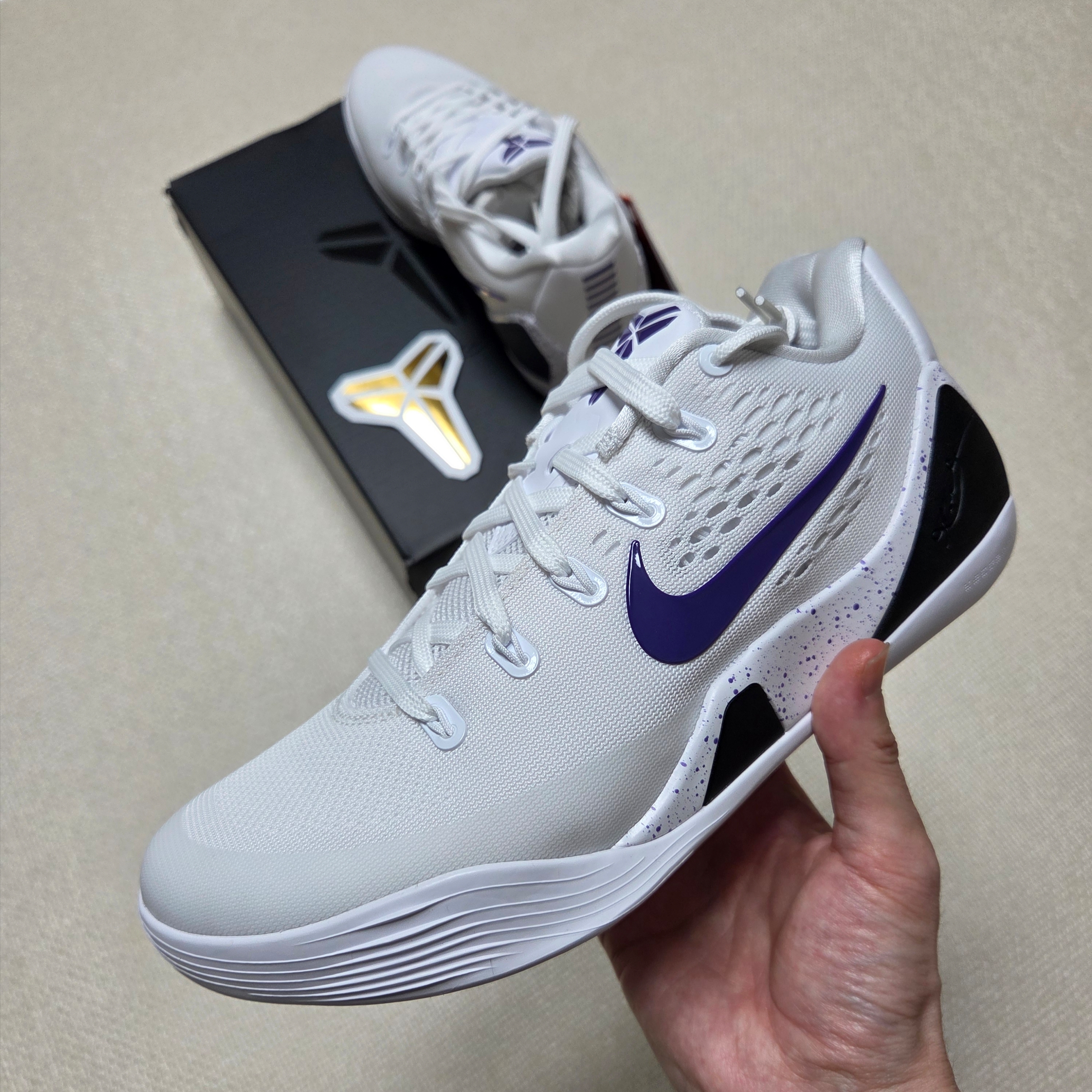 Nike Kobe 9 Elite Low EM Protro White Court Purple 착용 스타일 - 3