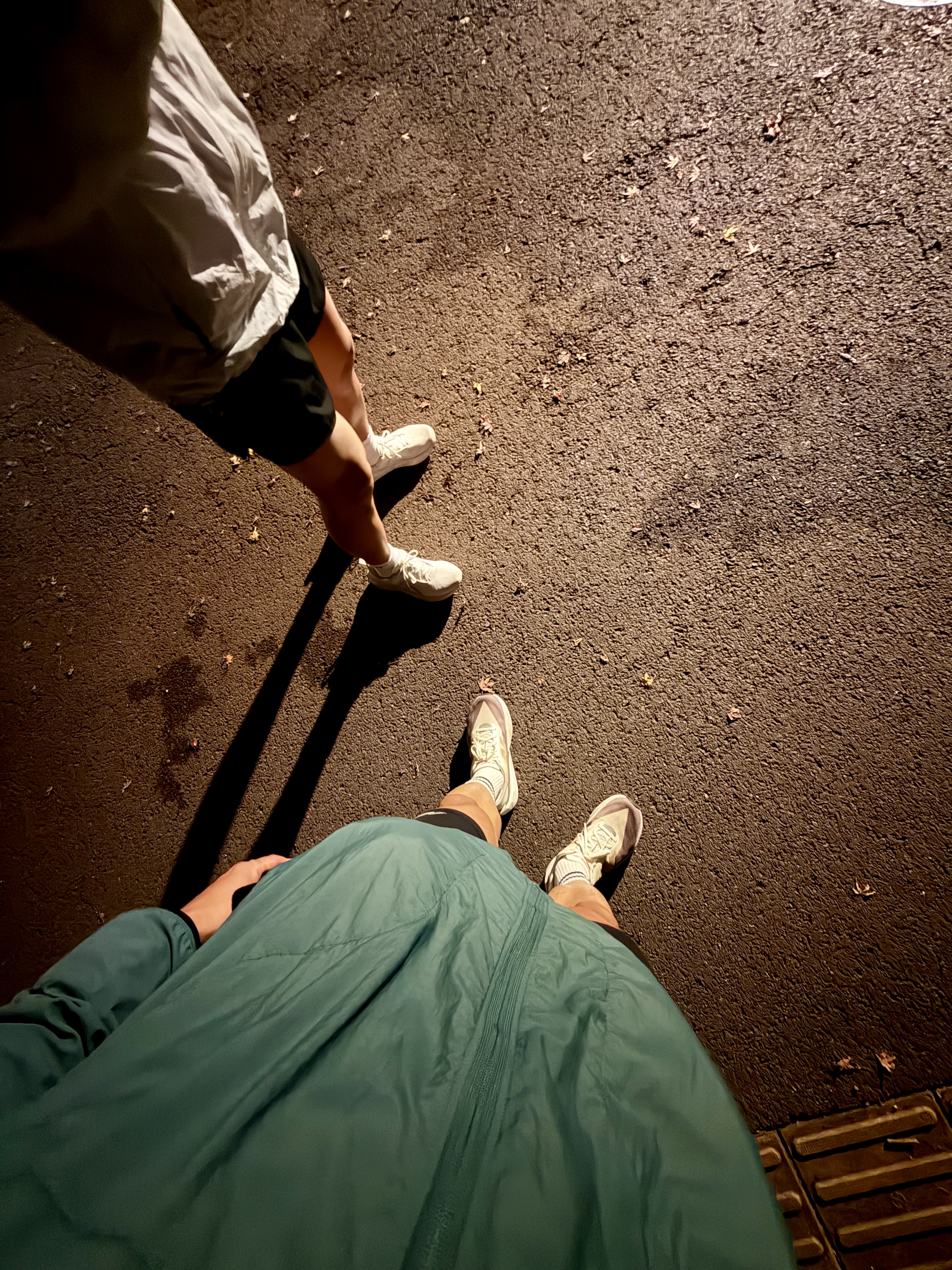 New Balance FuelCell Rebel v5 Angora Earth Shadow Sea Salt - D Standard, Asics Novablast 5 White Piedmont Grey 착용 스타일 - 1
