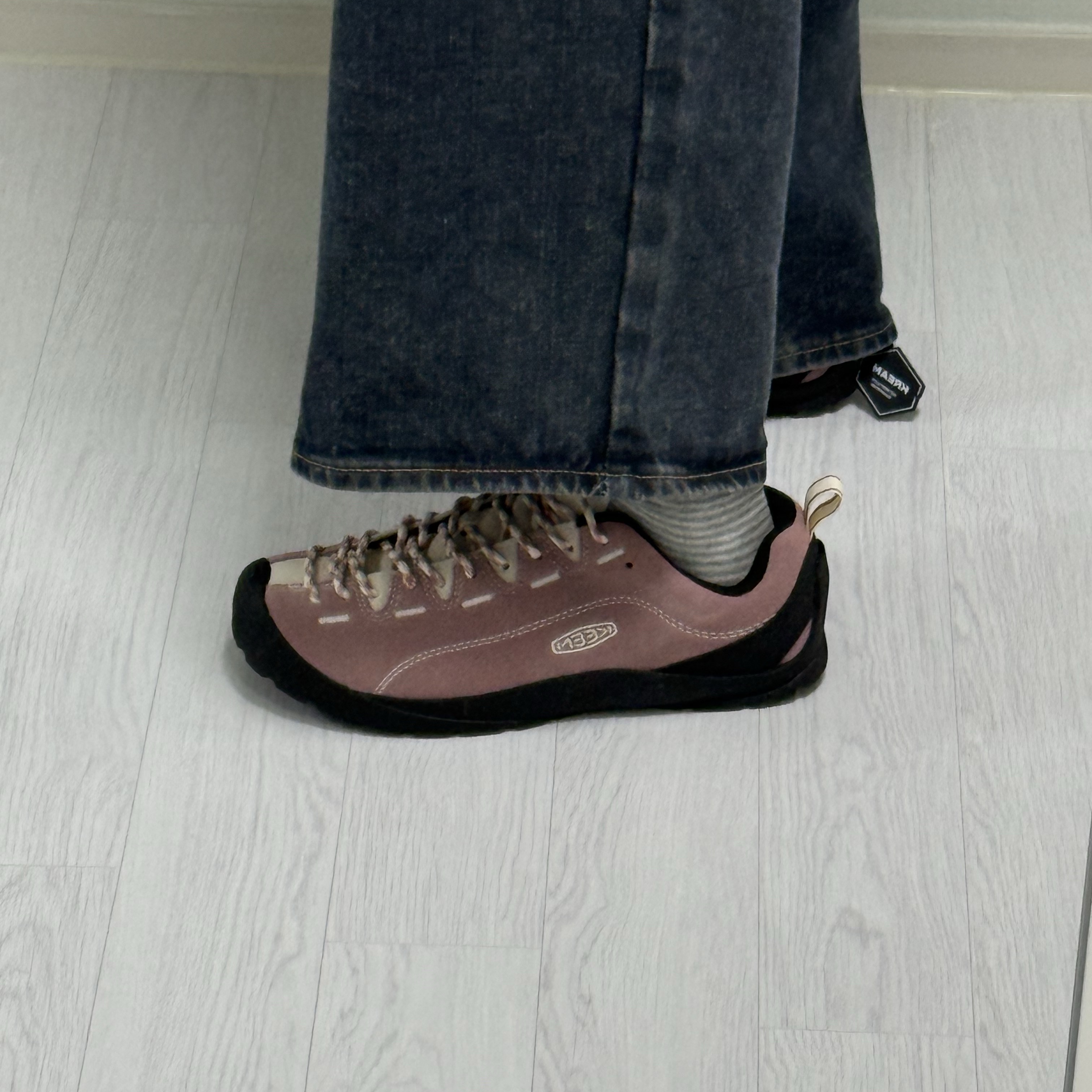 (W) Keen Jasper Suede Sneakers Nostalgia Rose Birch 착용 스타일 - 1