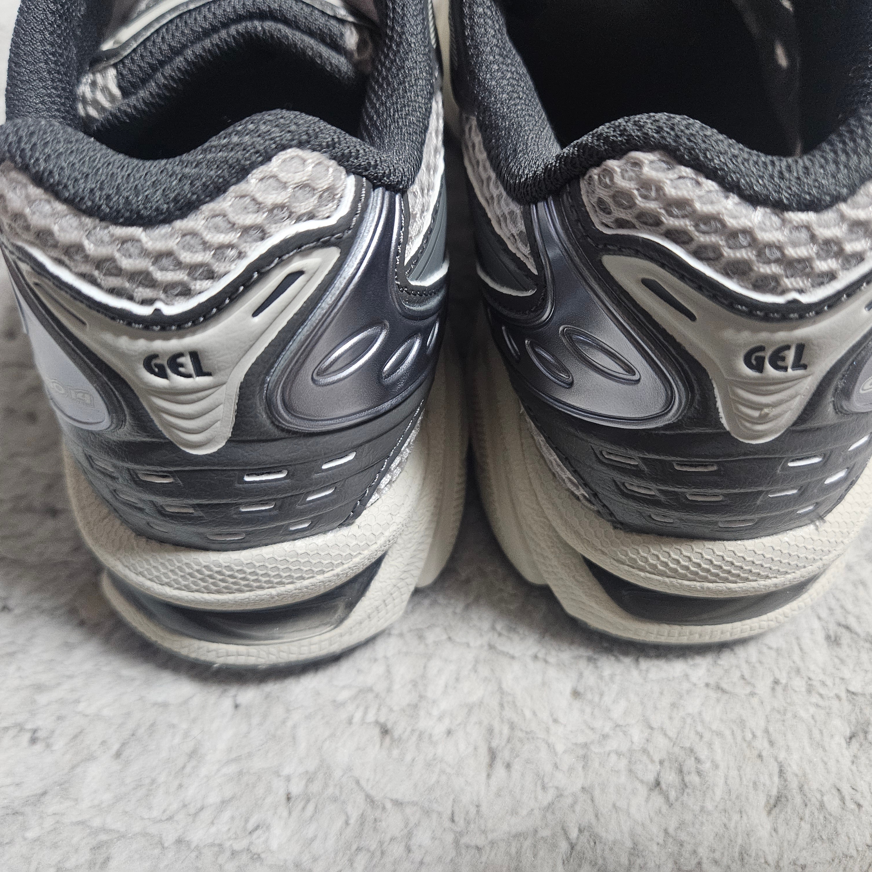 Asics Unlimited Gel-Kayano 14 Oyster Grey Clay Grey 착용 스타일 - 2