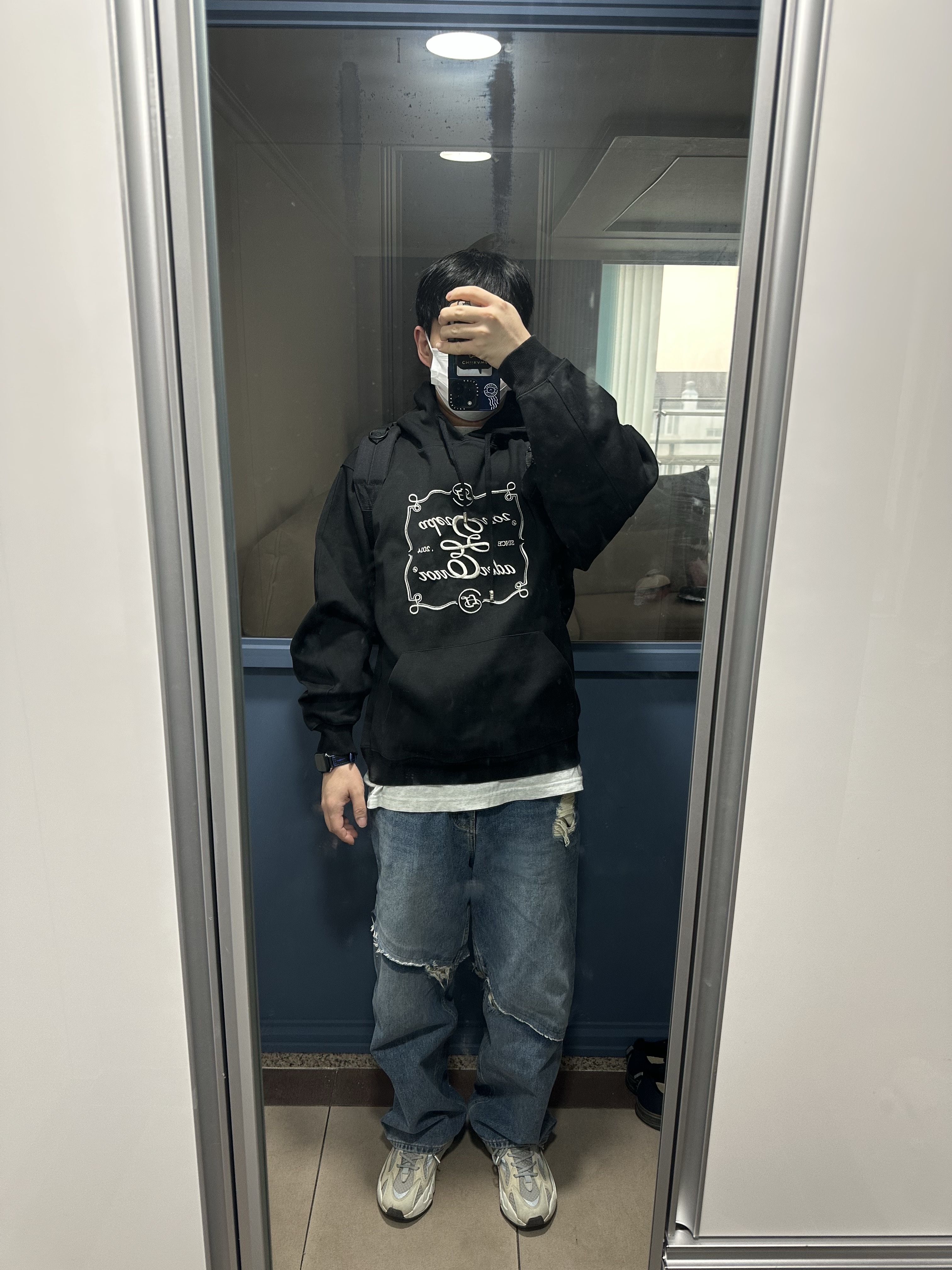 (W) Ader Error Decal Logo Hoodie Noir 착용 스타일