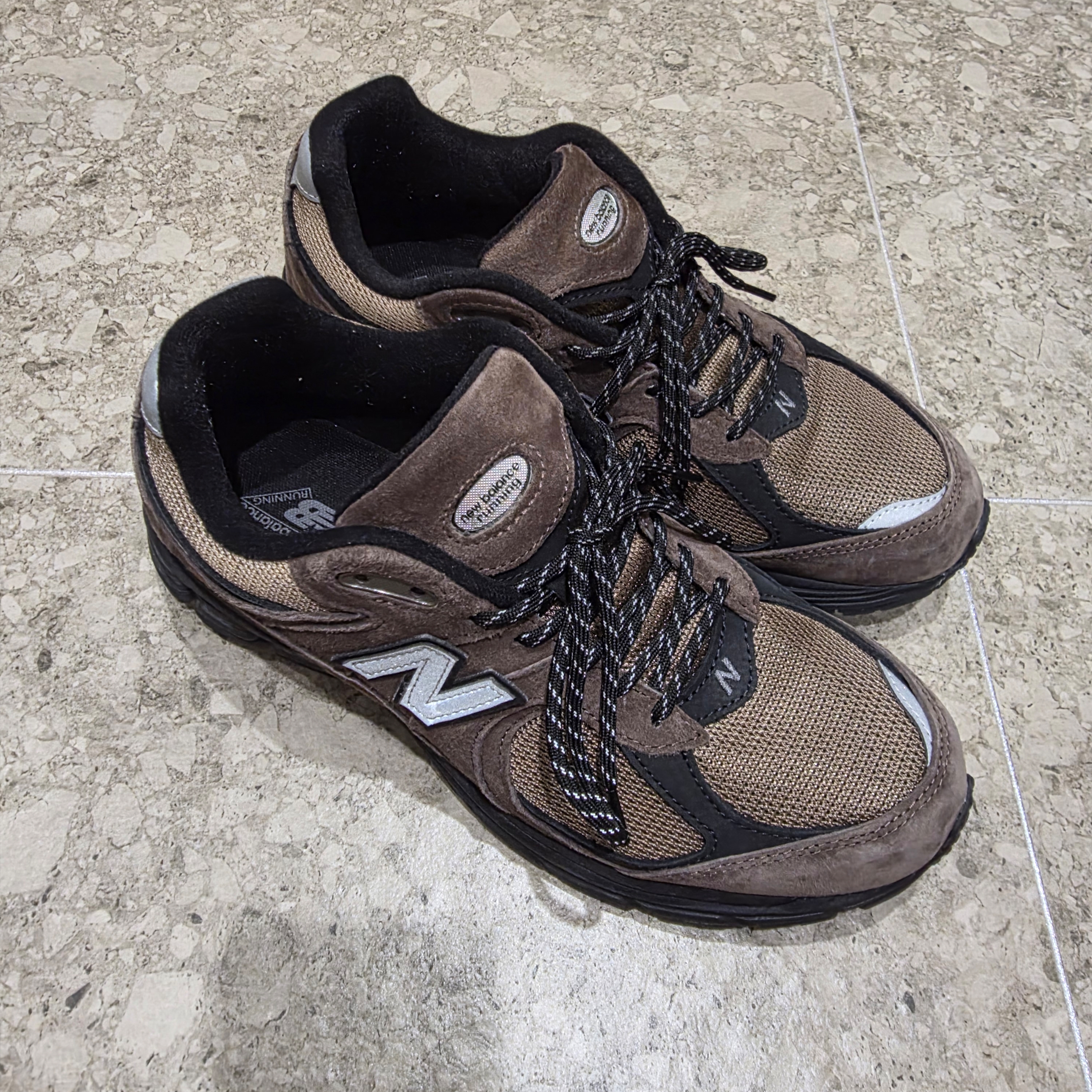 New Balance 2002R Brown Black 착용 스타일