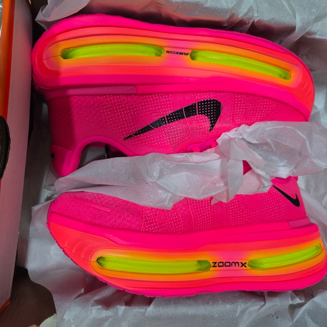 (W) Nike Vomero Premium Hyper Pink Digital Pink 착용 스타일 - 1